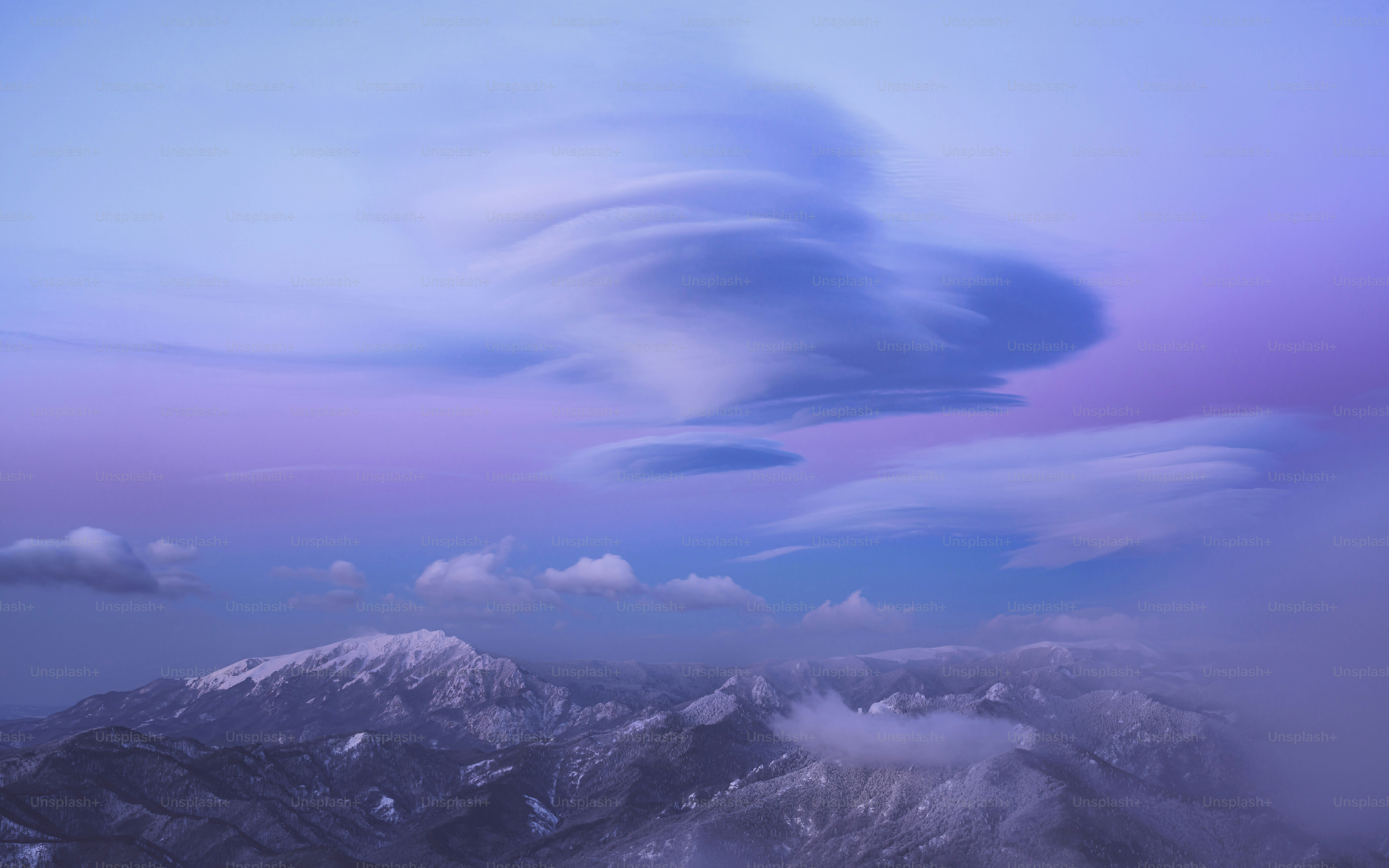 Une photo de quelques nuages dans le ciel