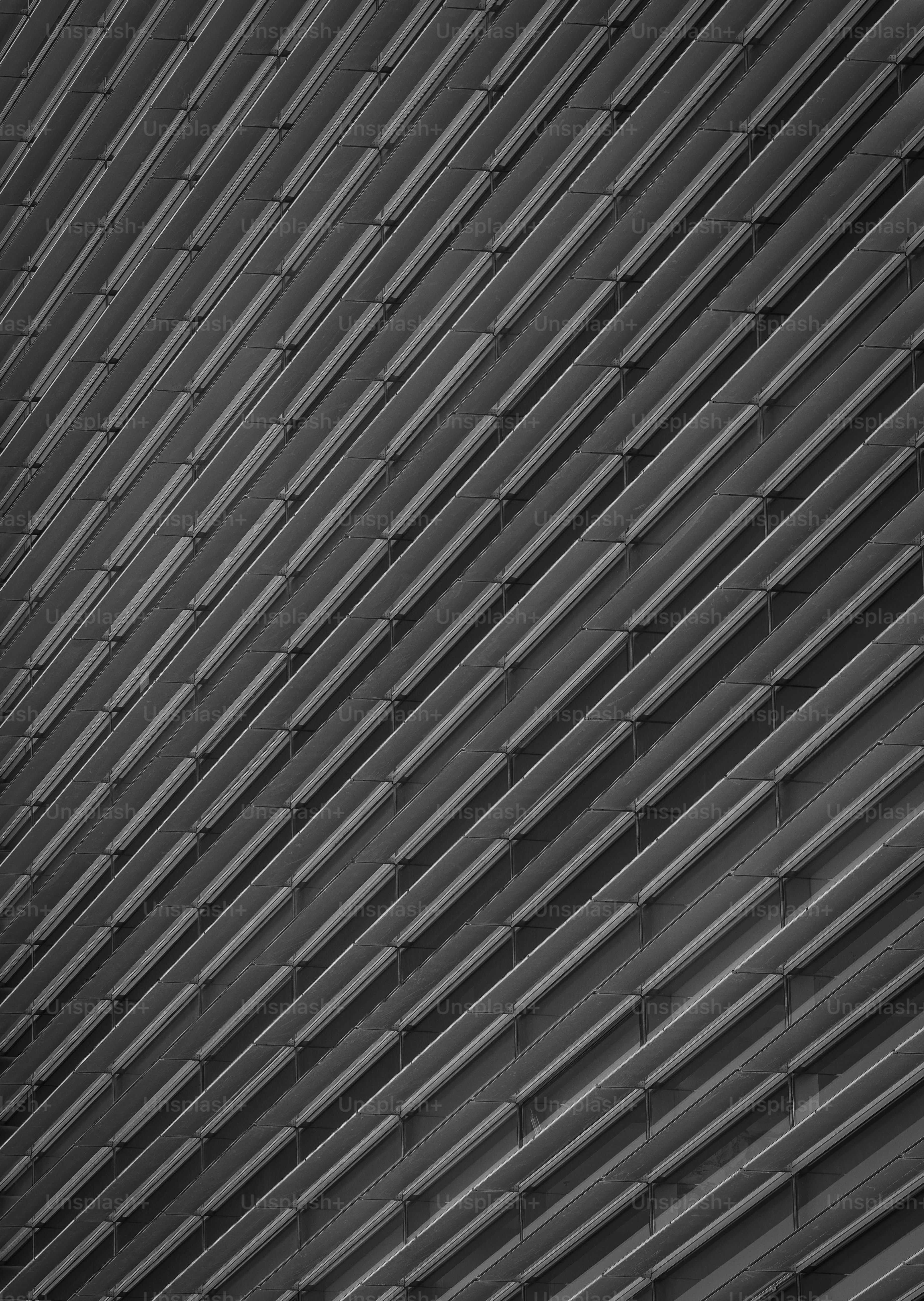 Uma foto em preto e branco de uma estrutura metálica