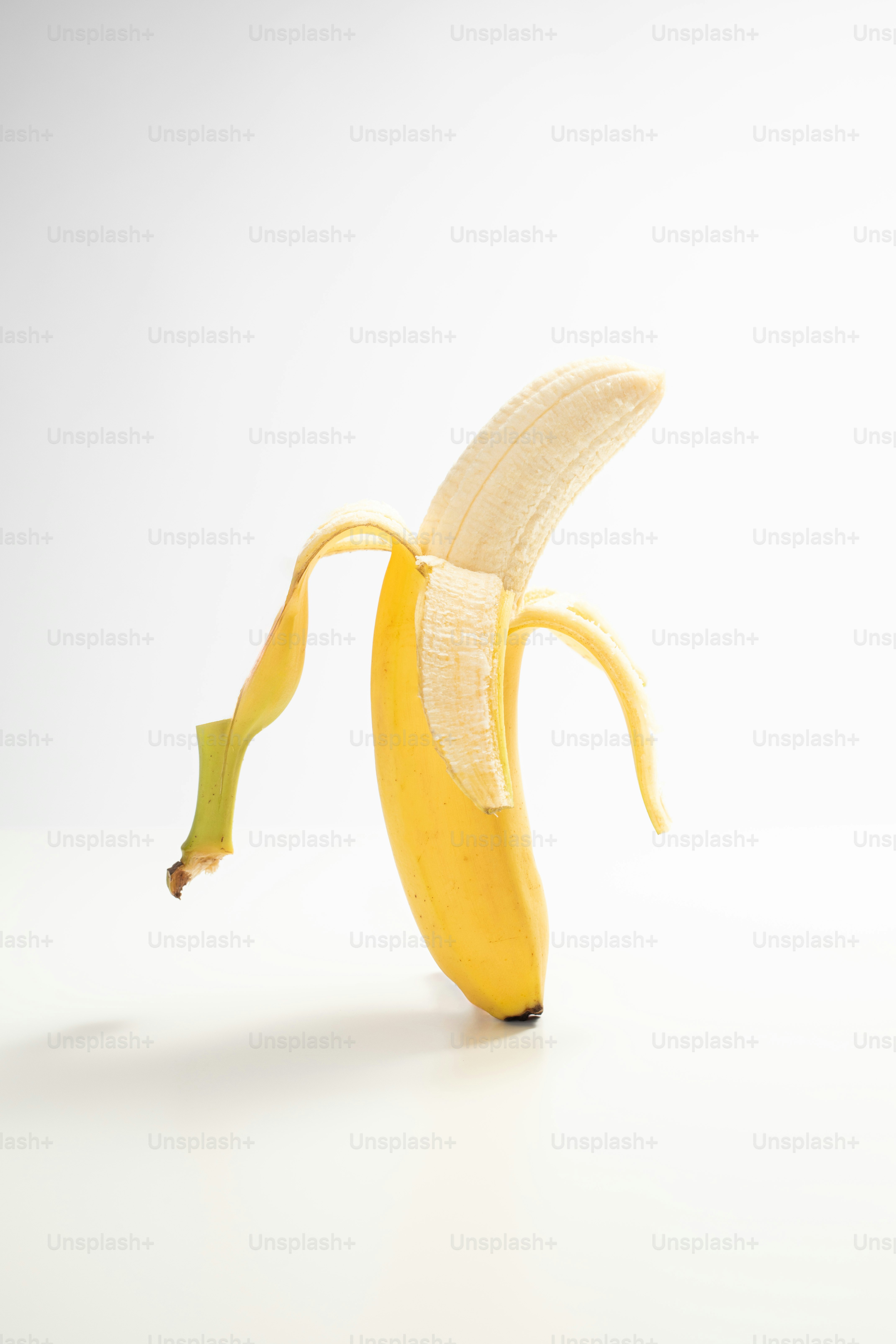 Eine halb geschälte Banane sitzt auf einem Tisch