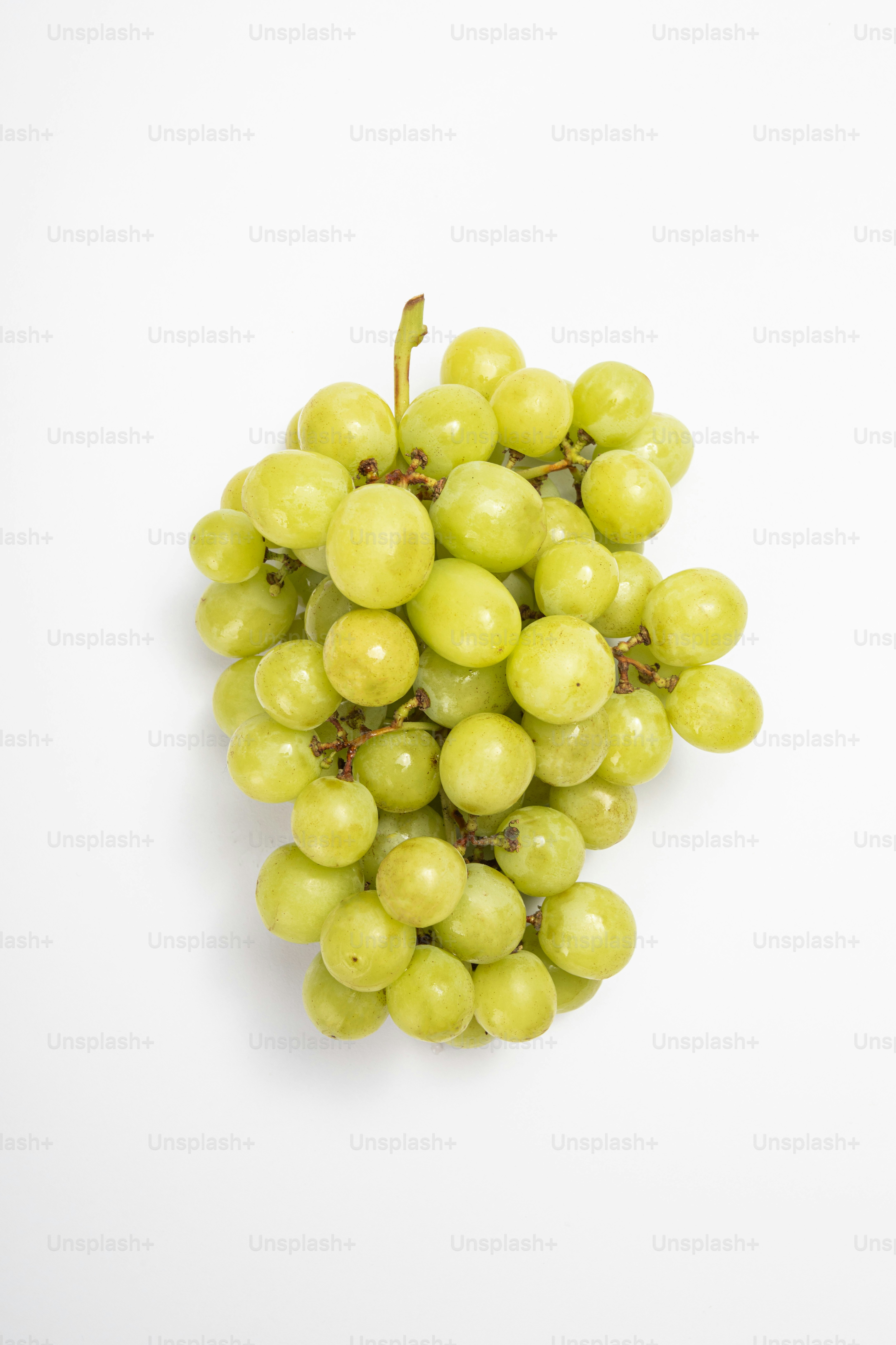白い背景に緑のブドウの房
