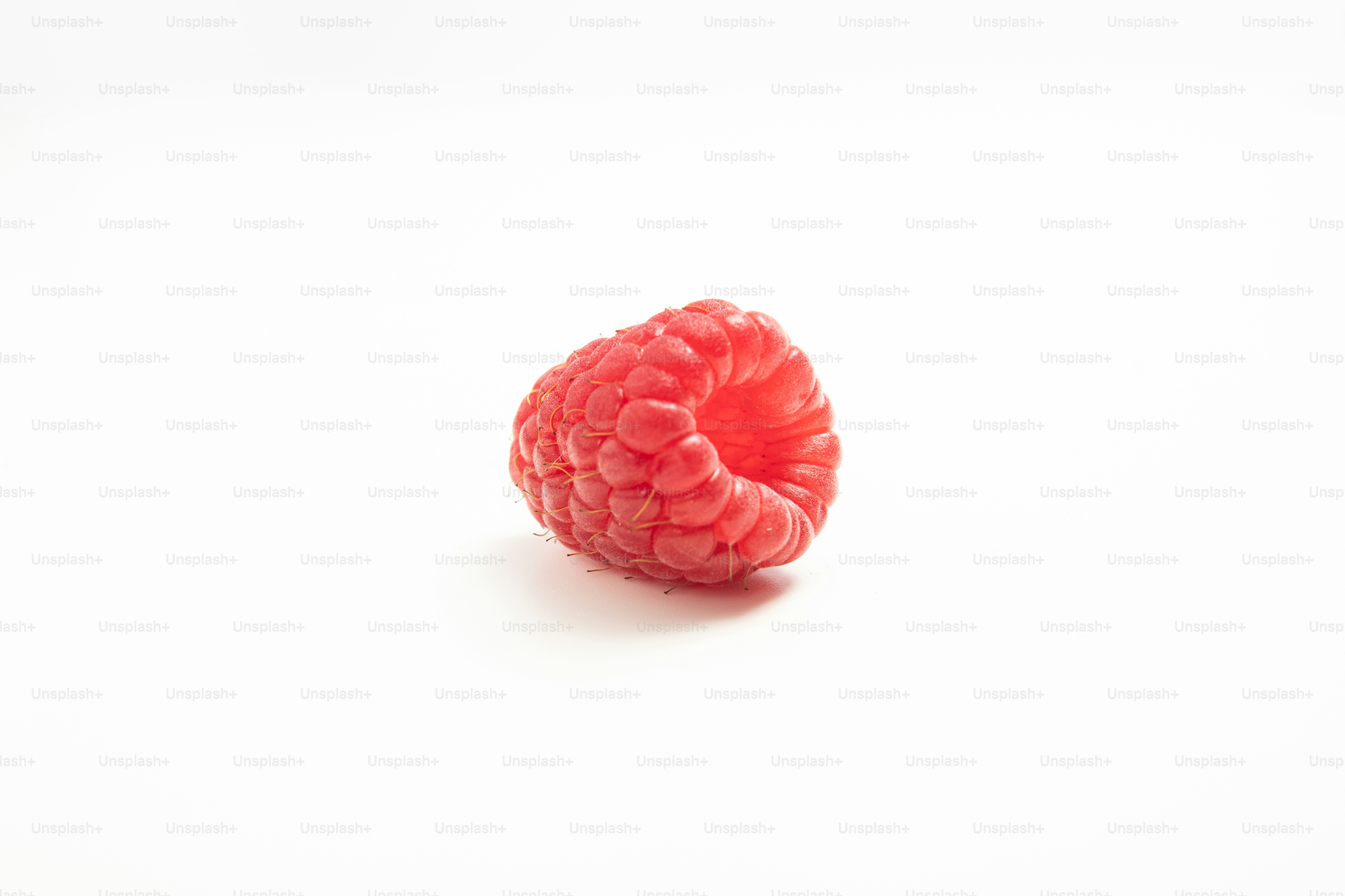 Raspberry dengan latar belakang putih