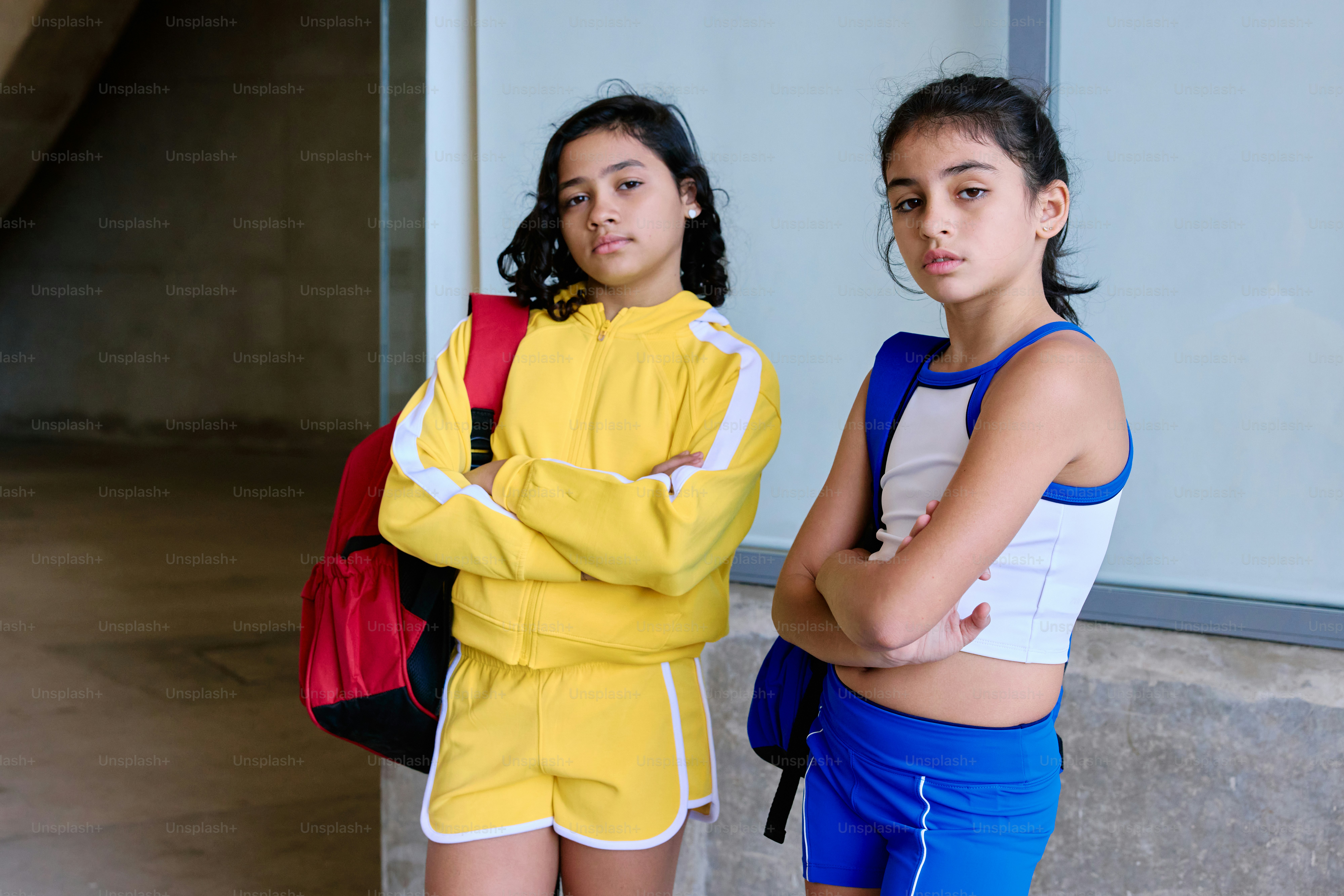 Un par de chicas de pie una al lado de la otra