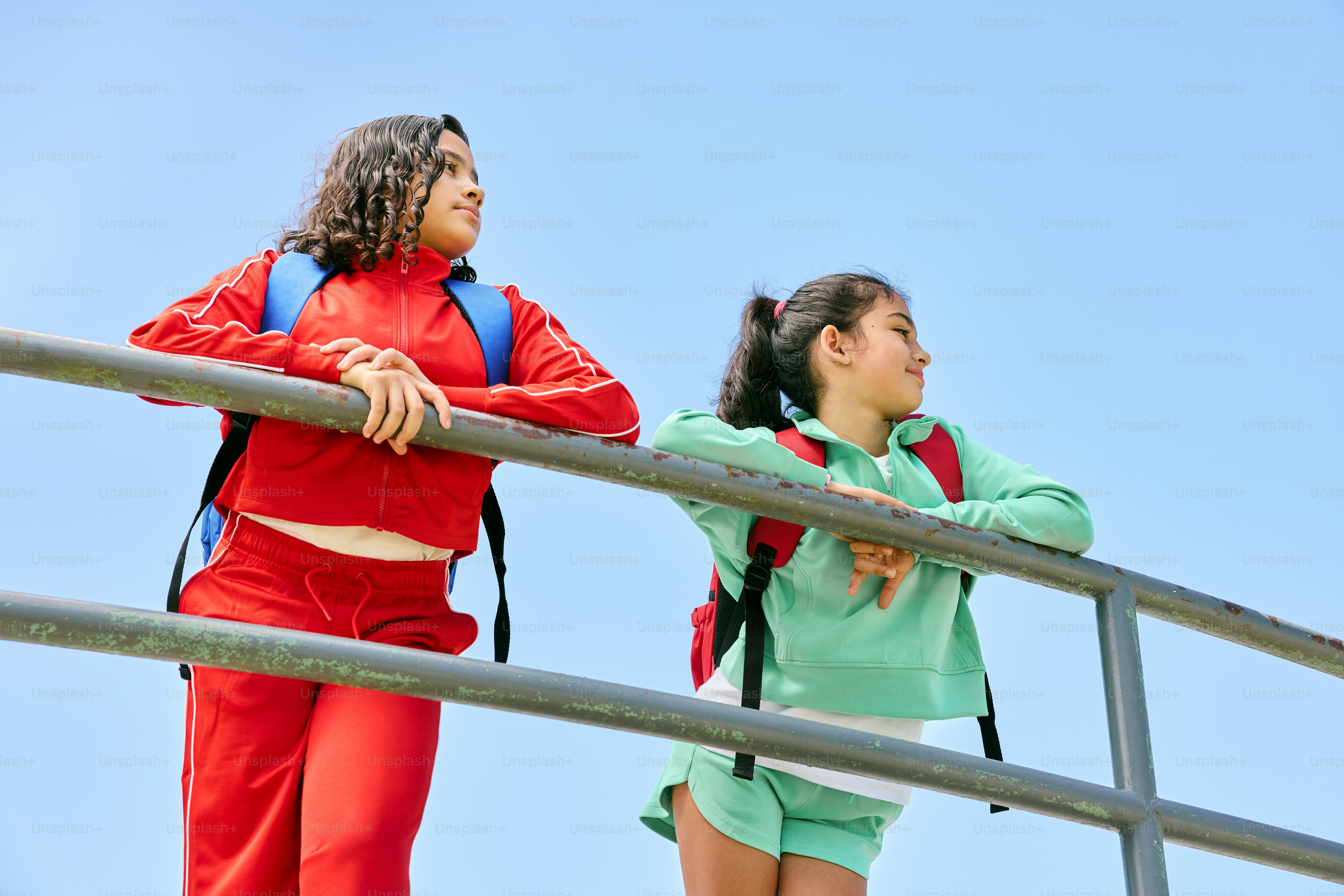 Ein paar Frauen, die nebeneinander auf einer Brücke stehen