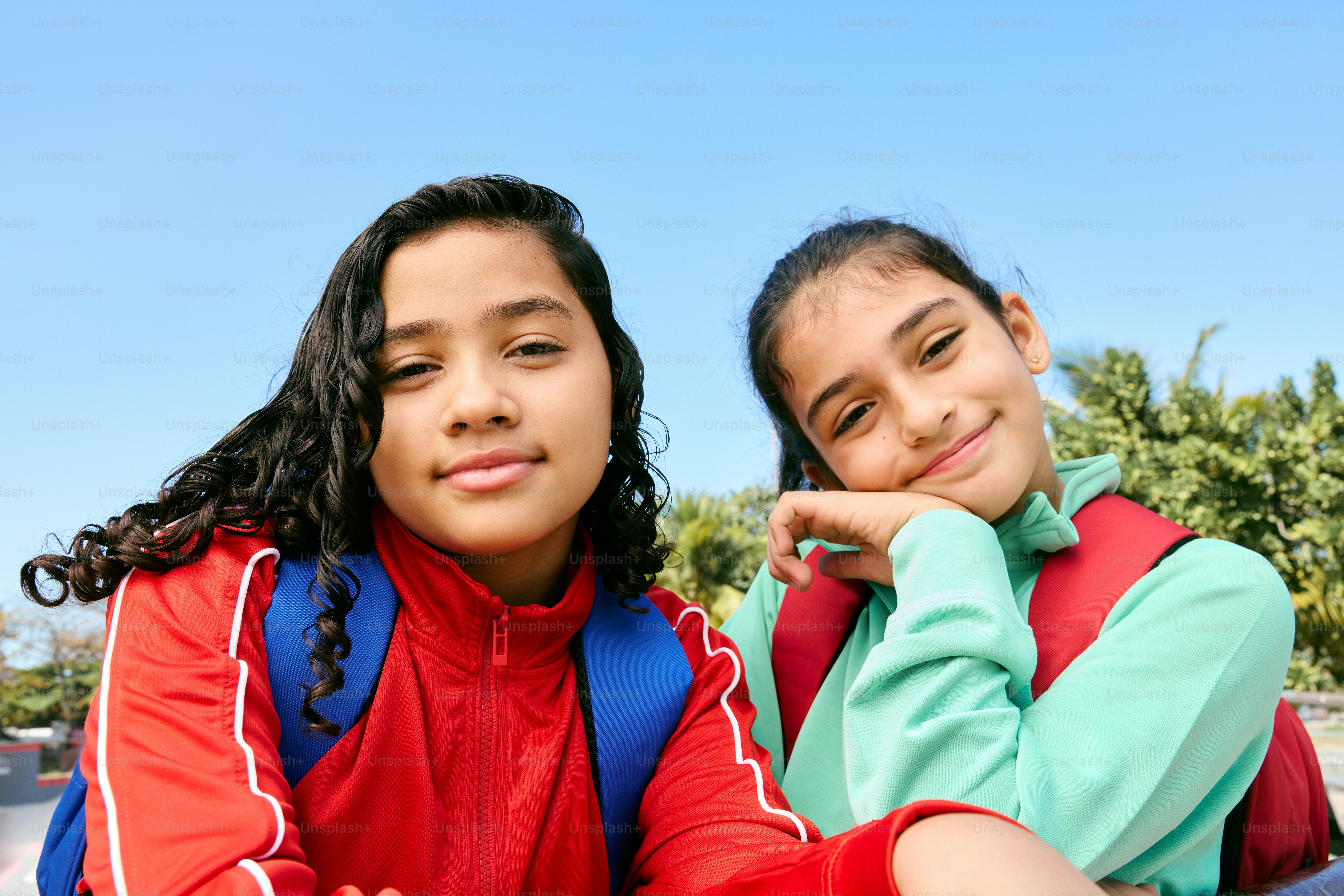 Un par de chicas jóvenes sentadas una al lado de la otra