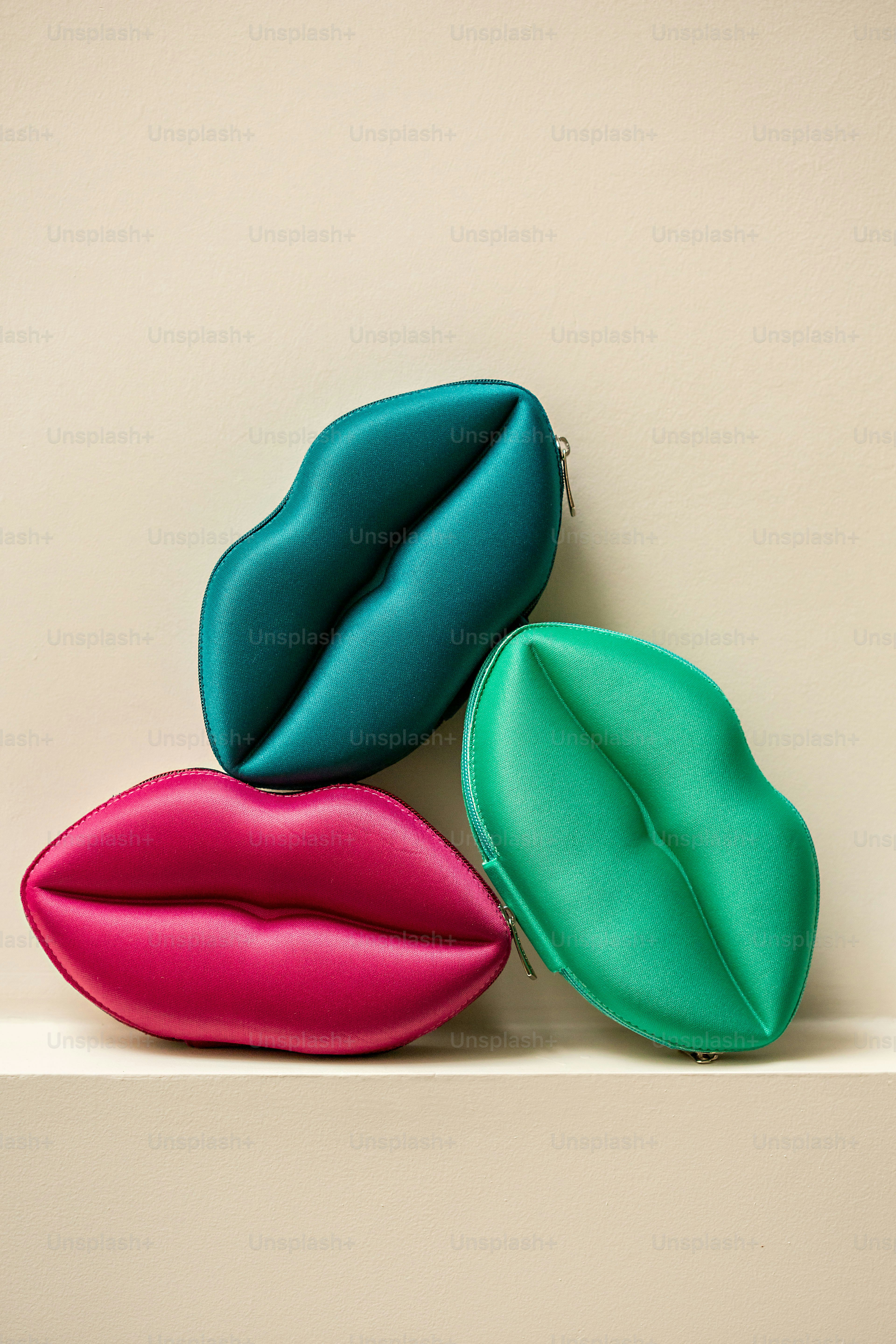 Trois couleurs différentes de rouge à lèvres sur une étagère