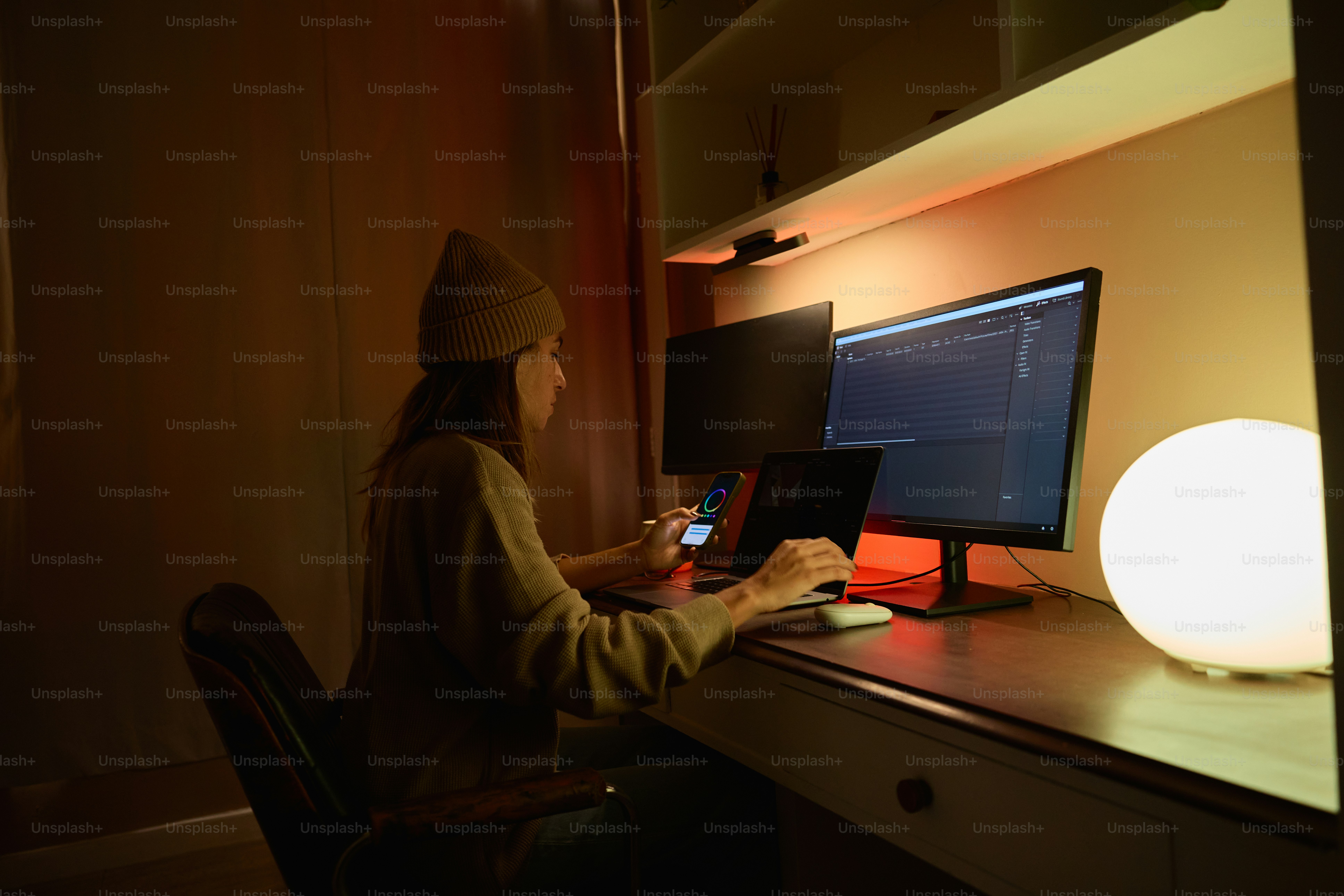 Una persona sentada en un escritorio con una computadora