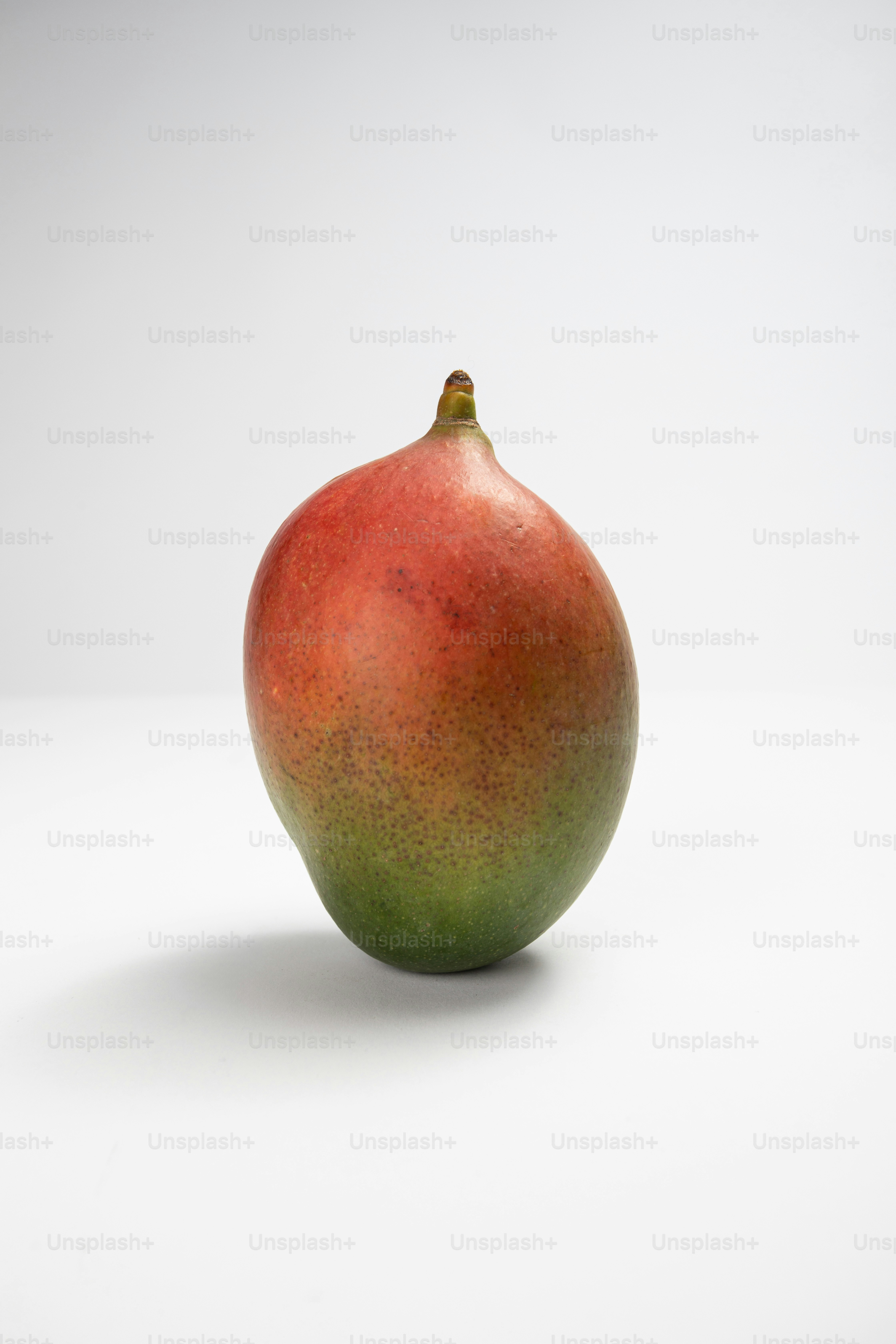 Una sola granada sobre fondo blanco