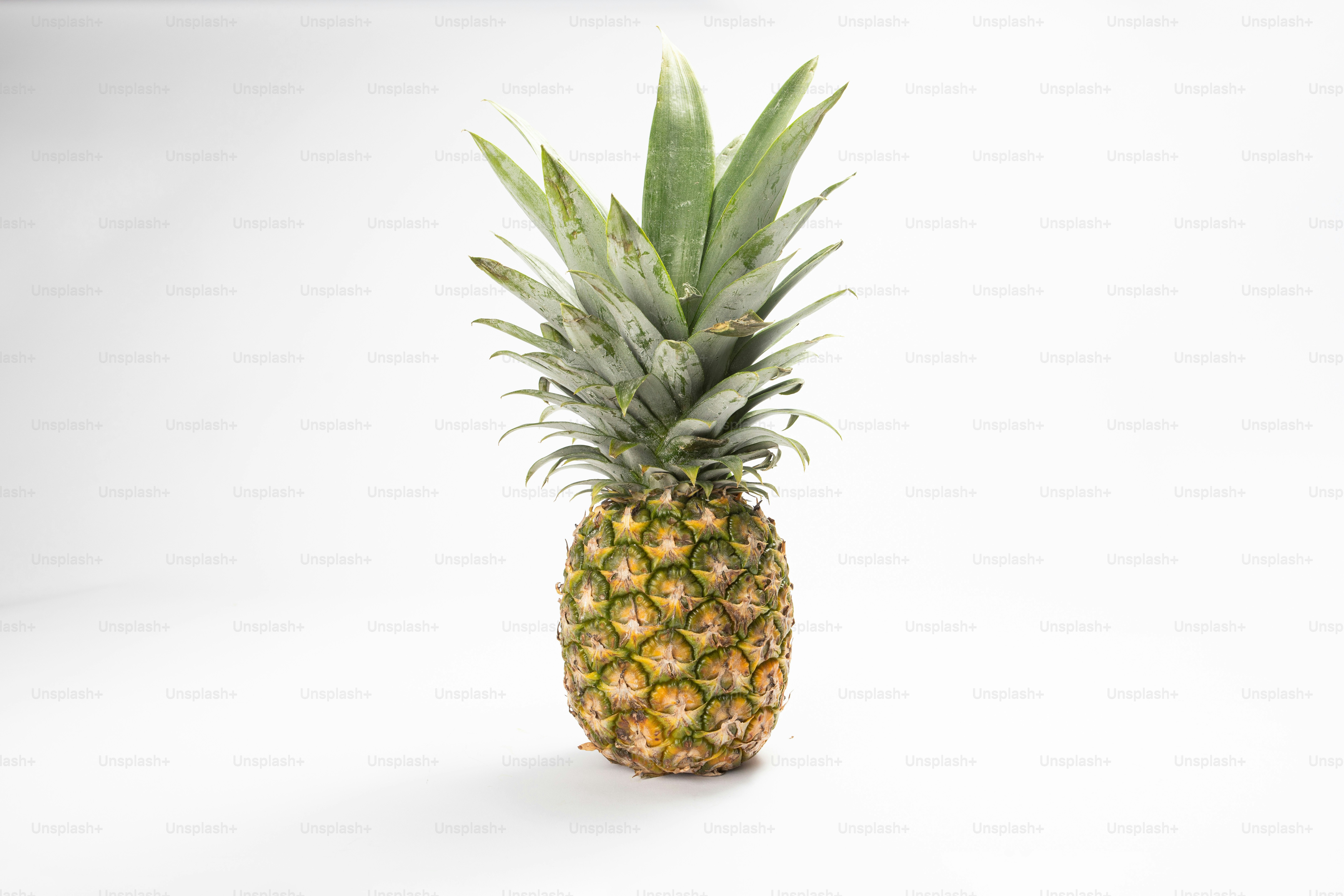 Una piña encima de una mesa blanca