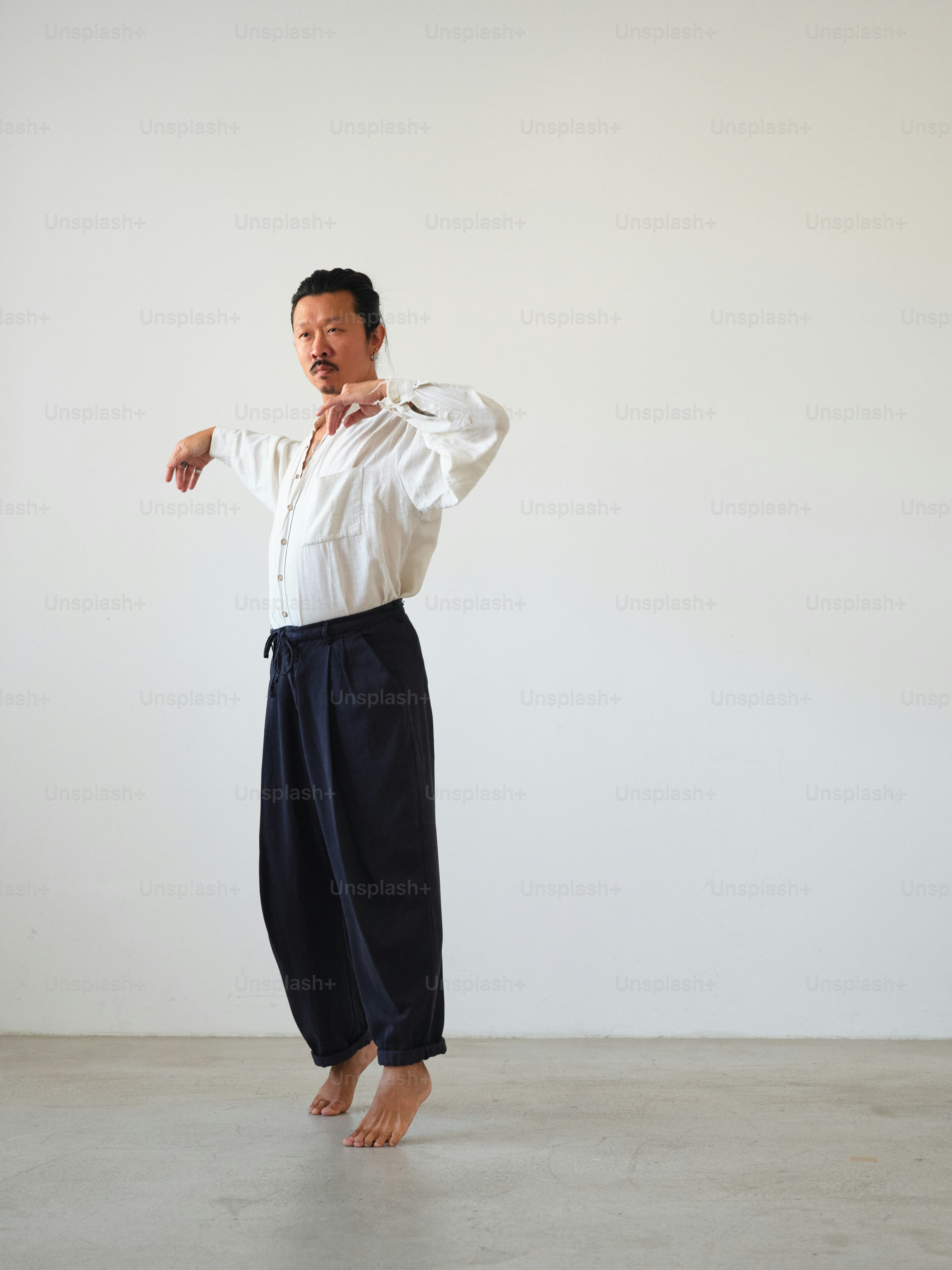 Un uomo in camicia bianca e pantaloni neri