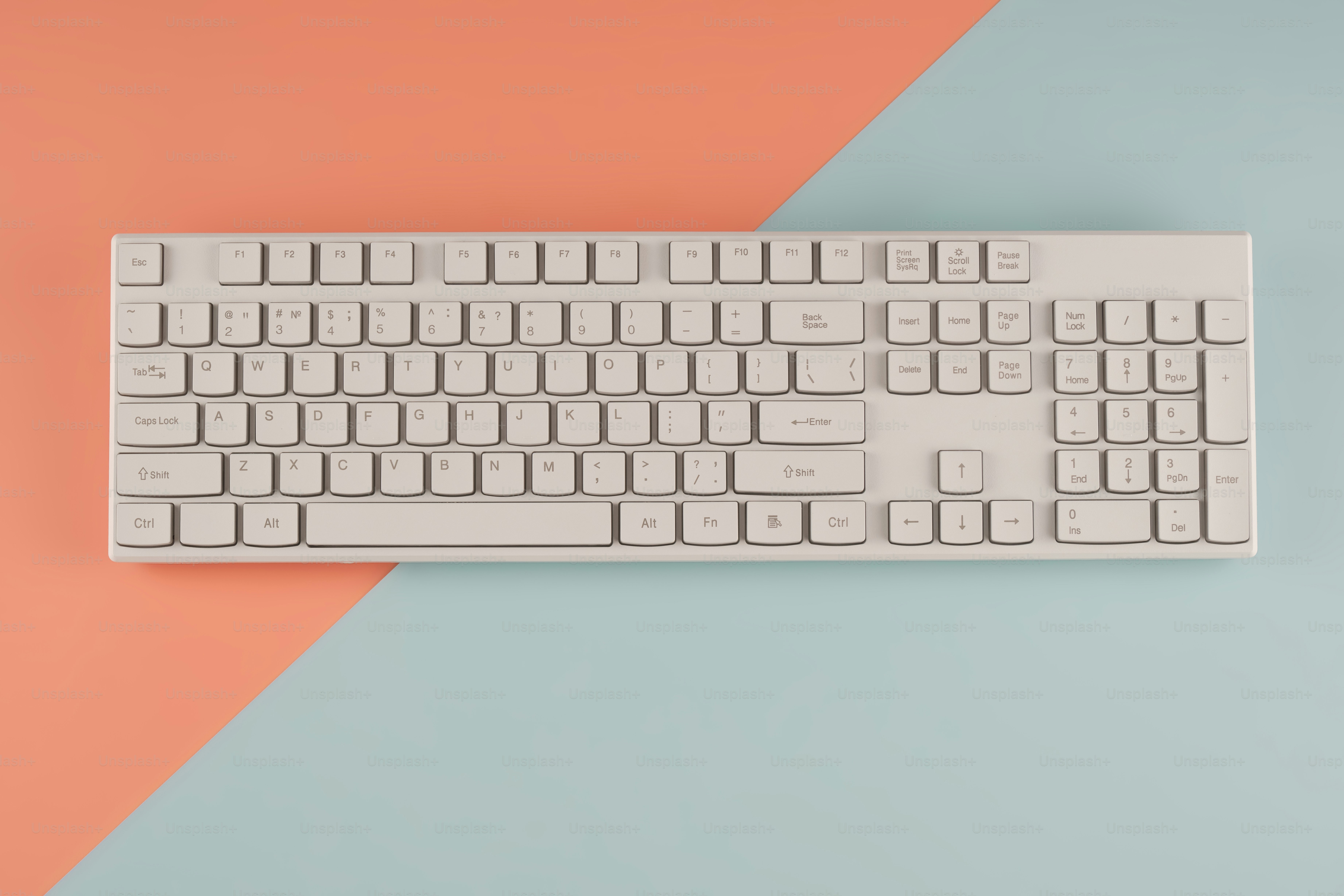 カラフルな背景にコンピューターのキーボードとマウス