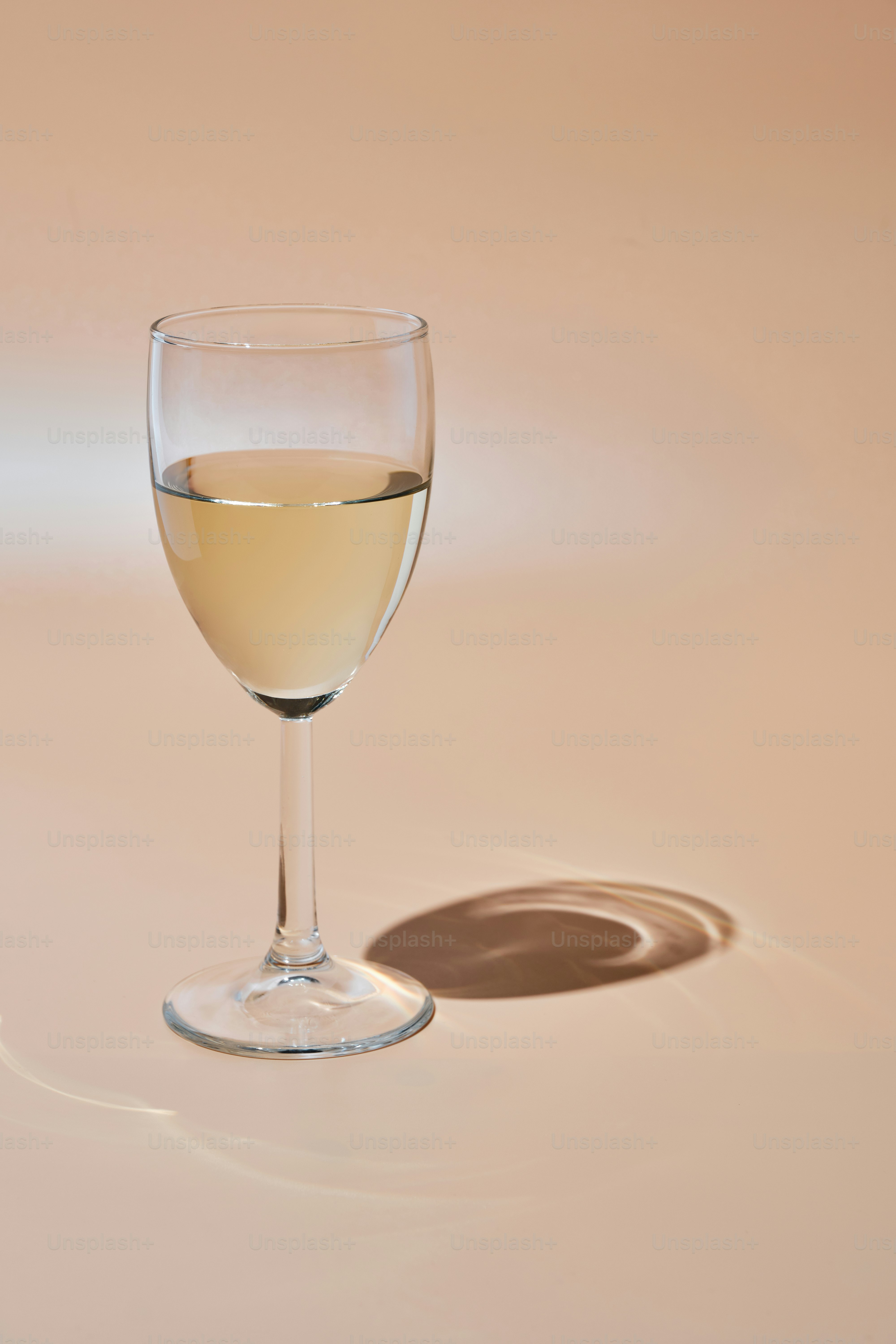 Ein Glas Weißwein steht auf einem Tisch