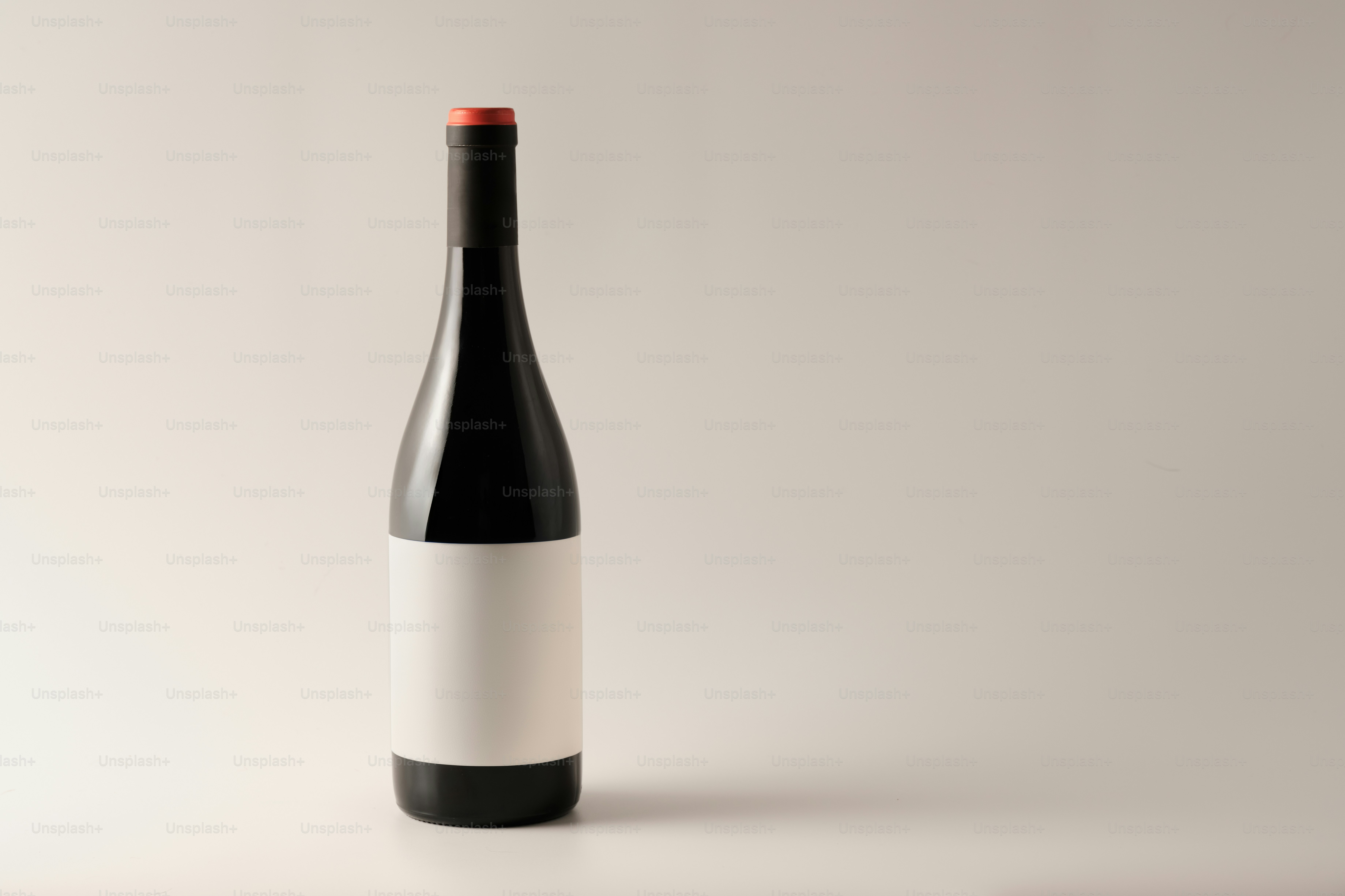 Una botella de vino encima de una mesa