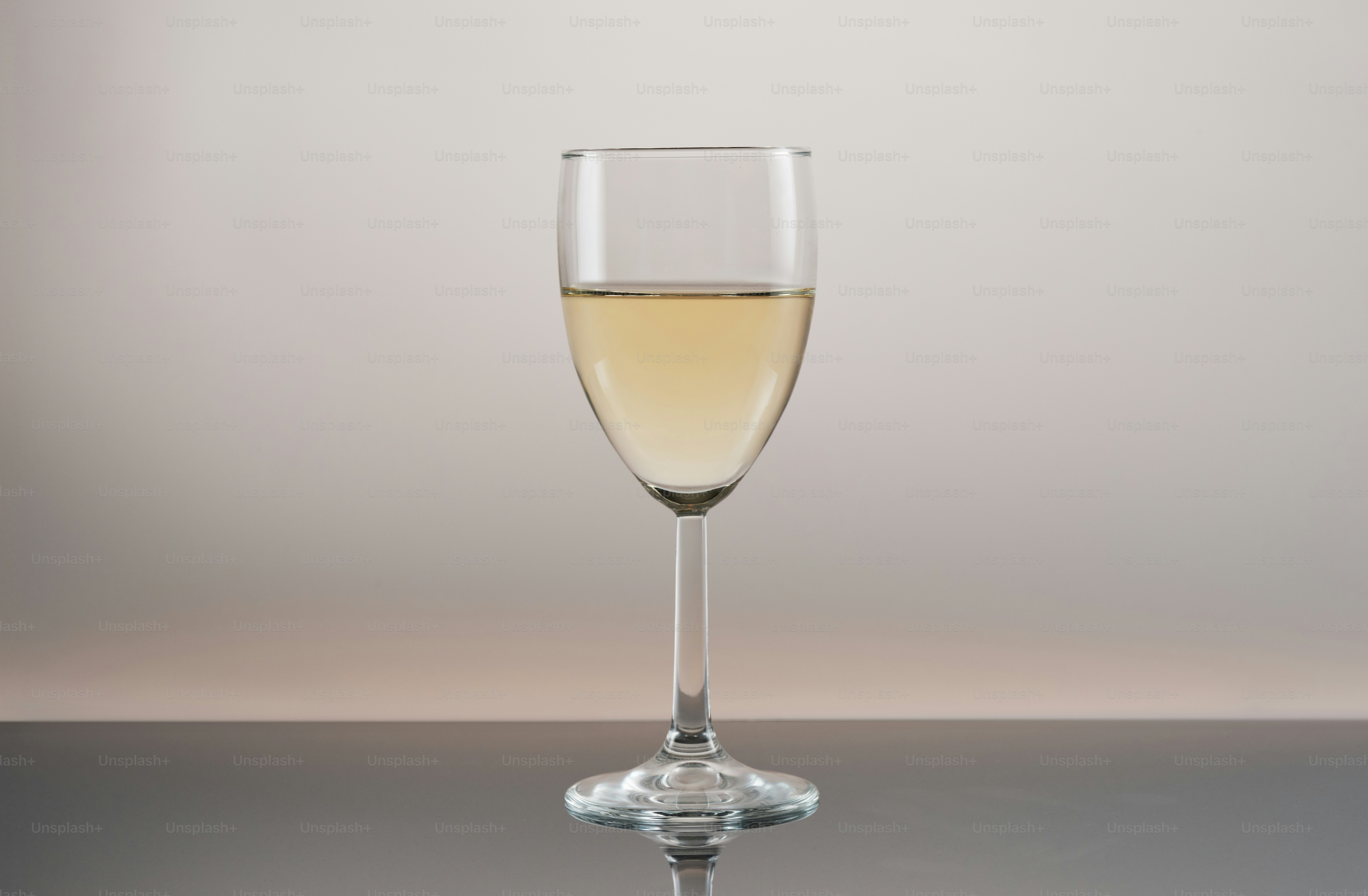 Un verre de vin posé sur une table