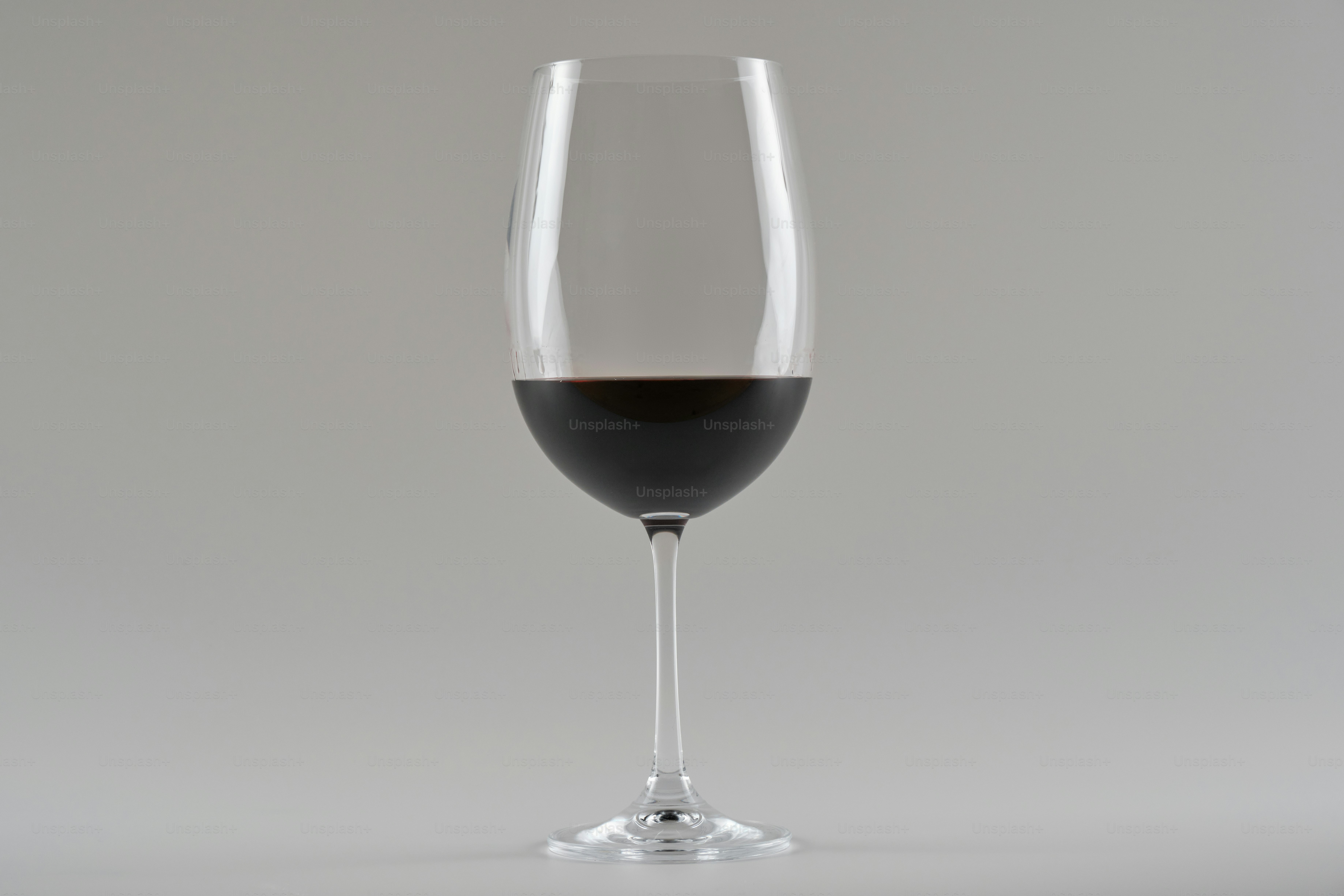 Um copo de vinho tinto em um fundo branco