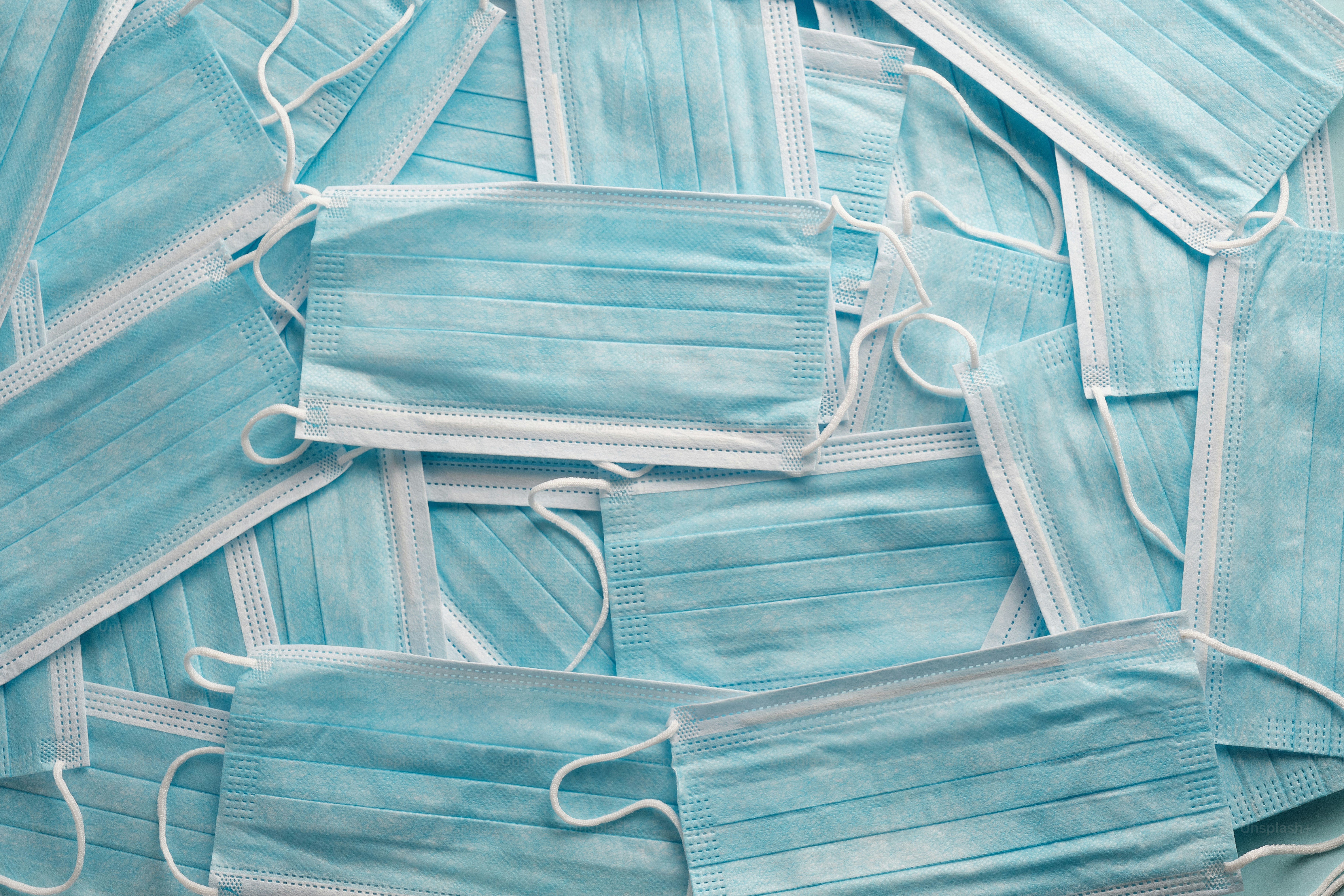 Ein Stapel OP-Masken auf einem Tisch