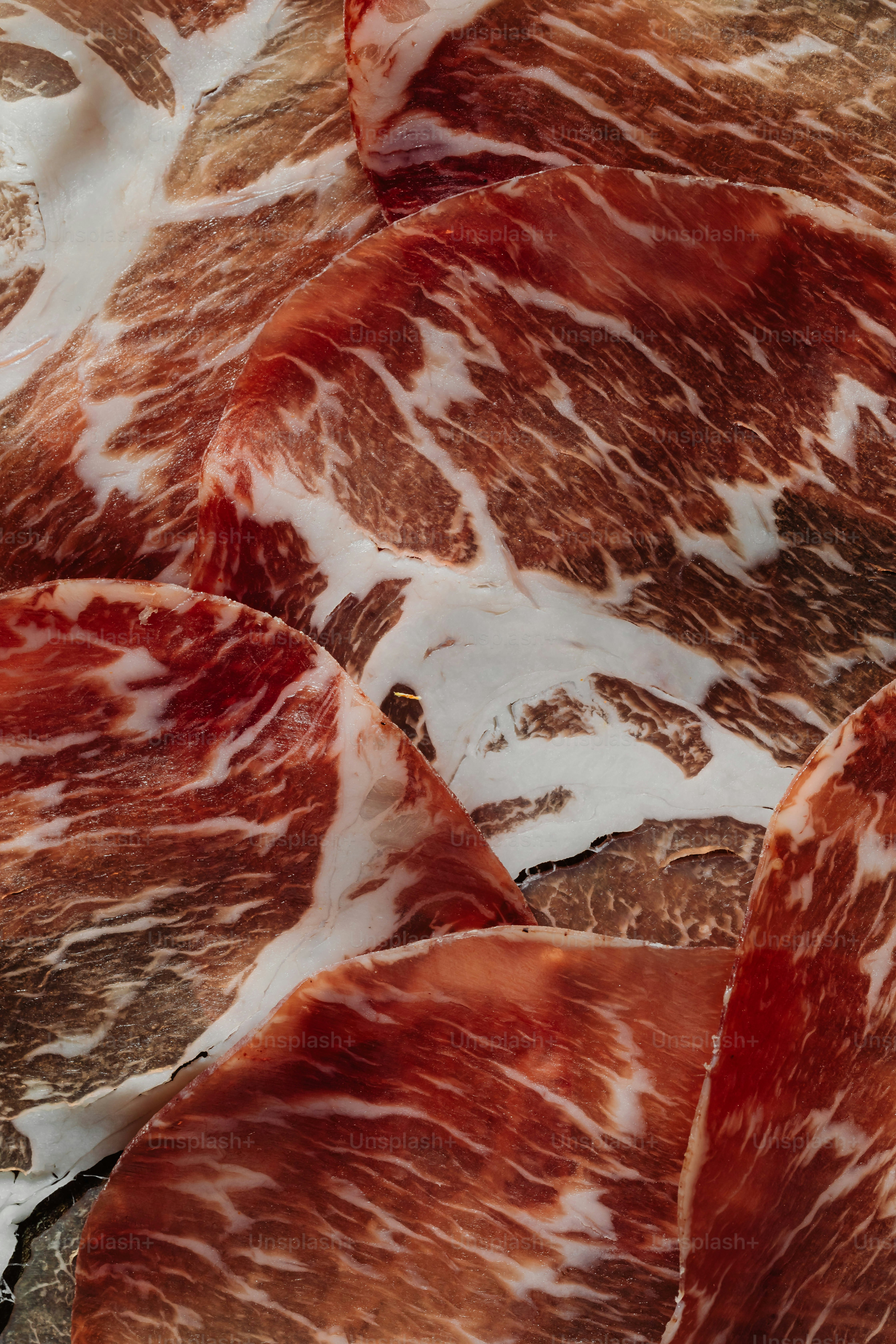 Uma pilha de carne crua sentada em cima de uma mesa