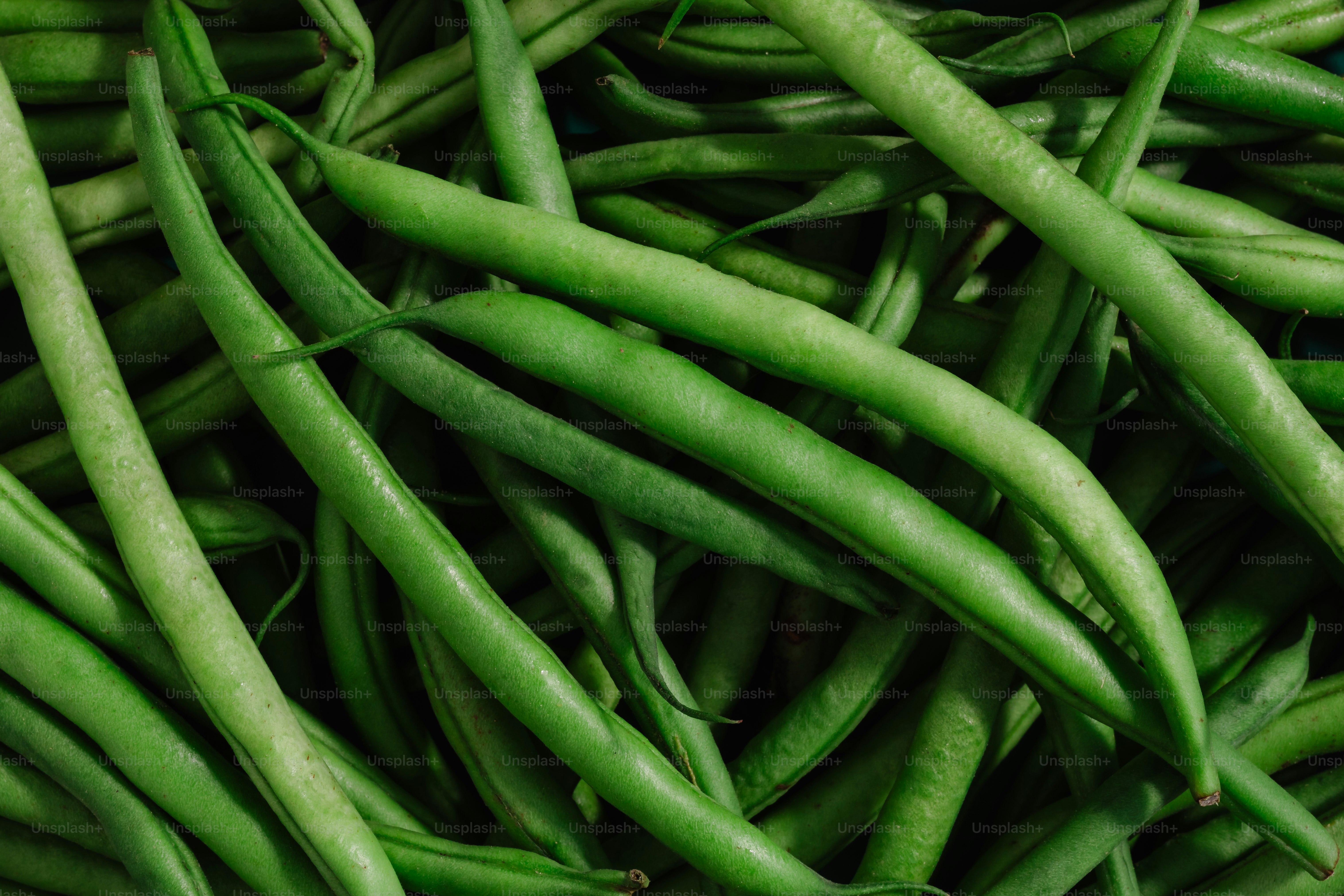 A pile of green beans sitting next to each other