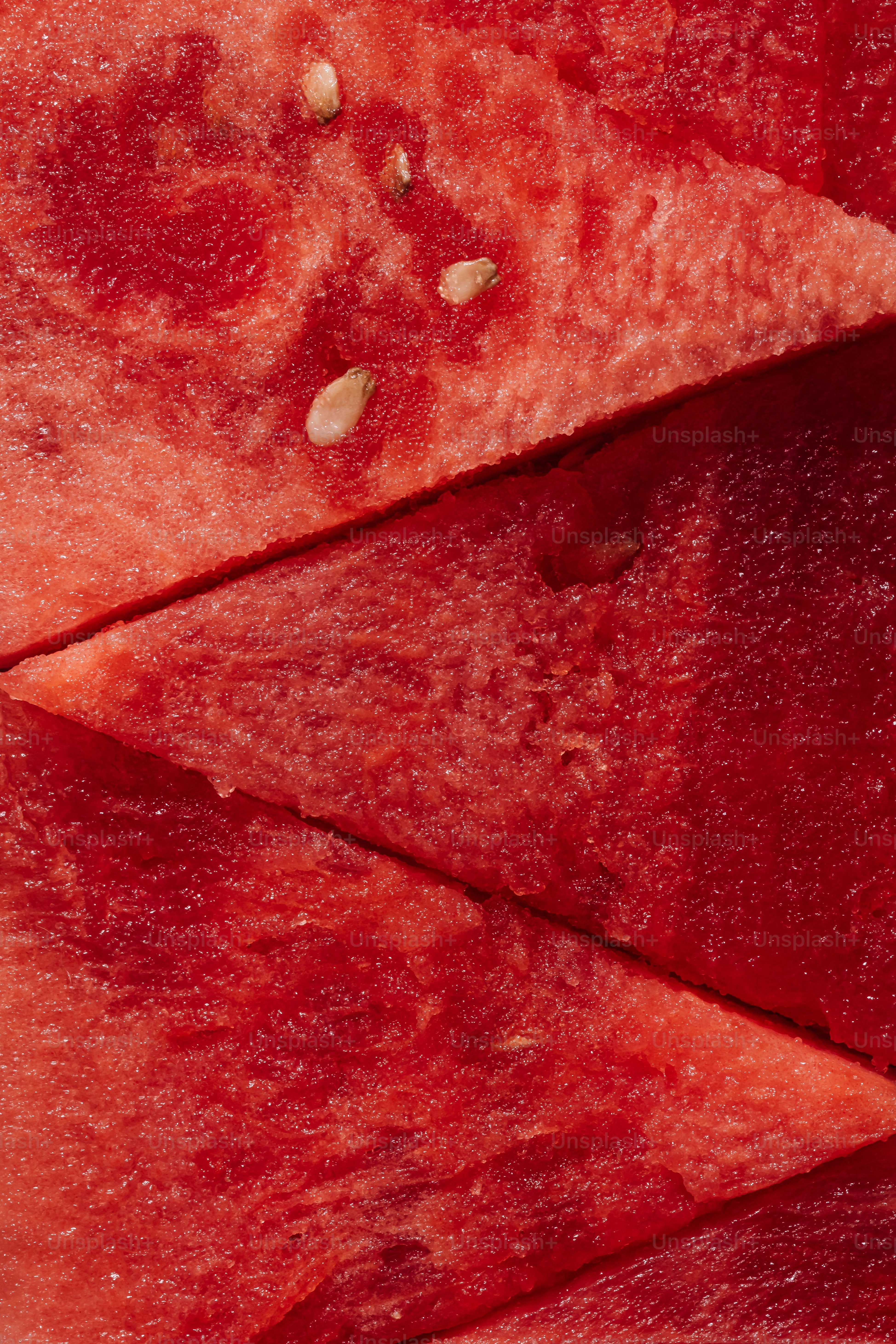 Eine Scheibe Wassermelone mit Kernen darauf