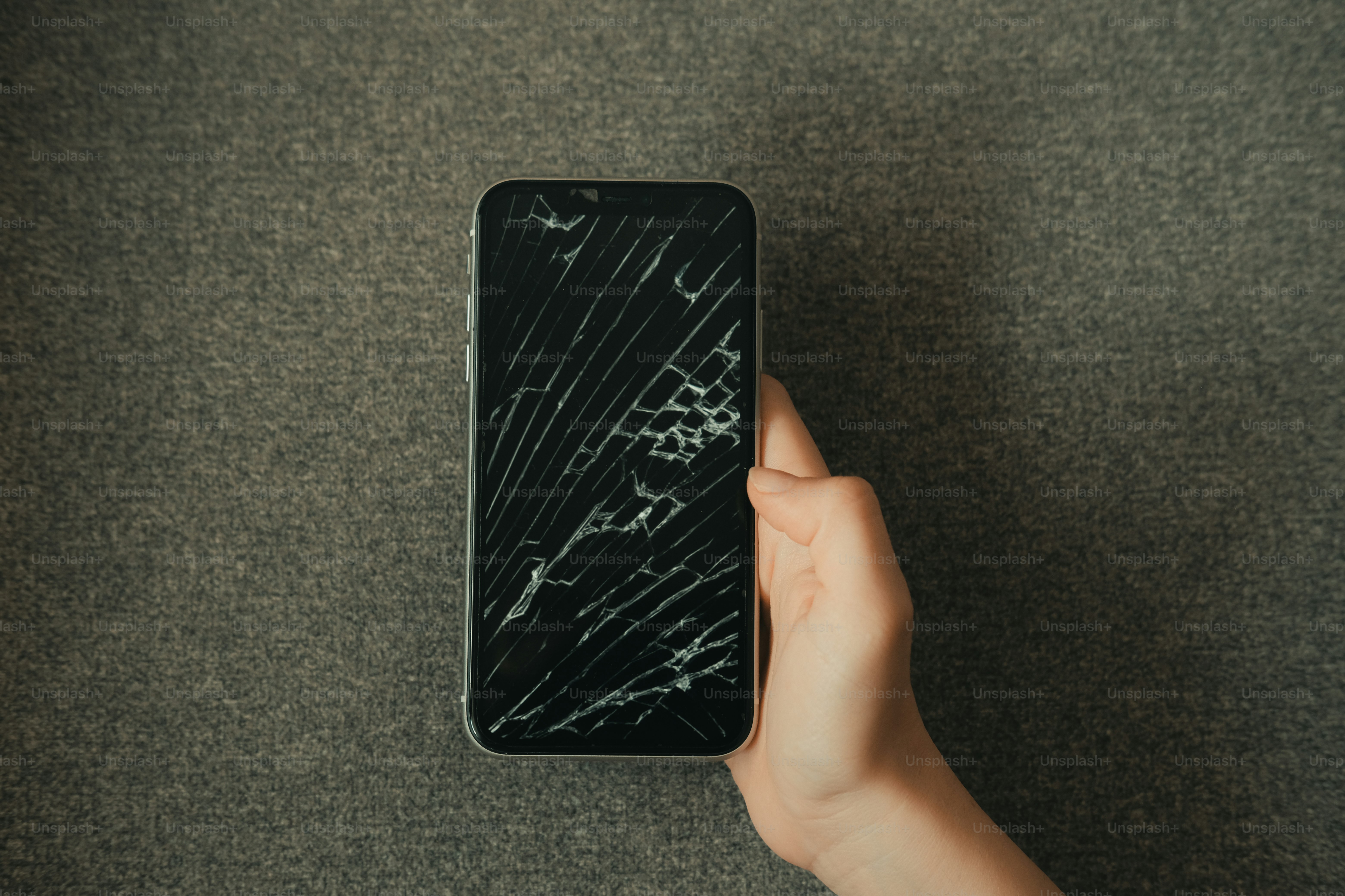 Una persona che tiene in mano un telefono cellulare