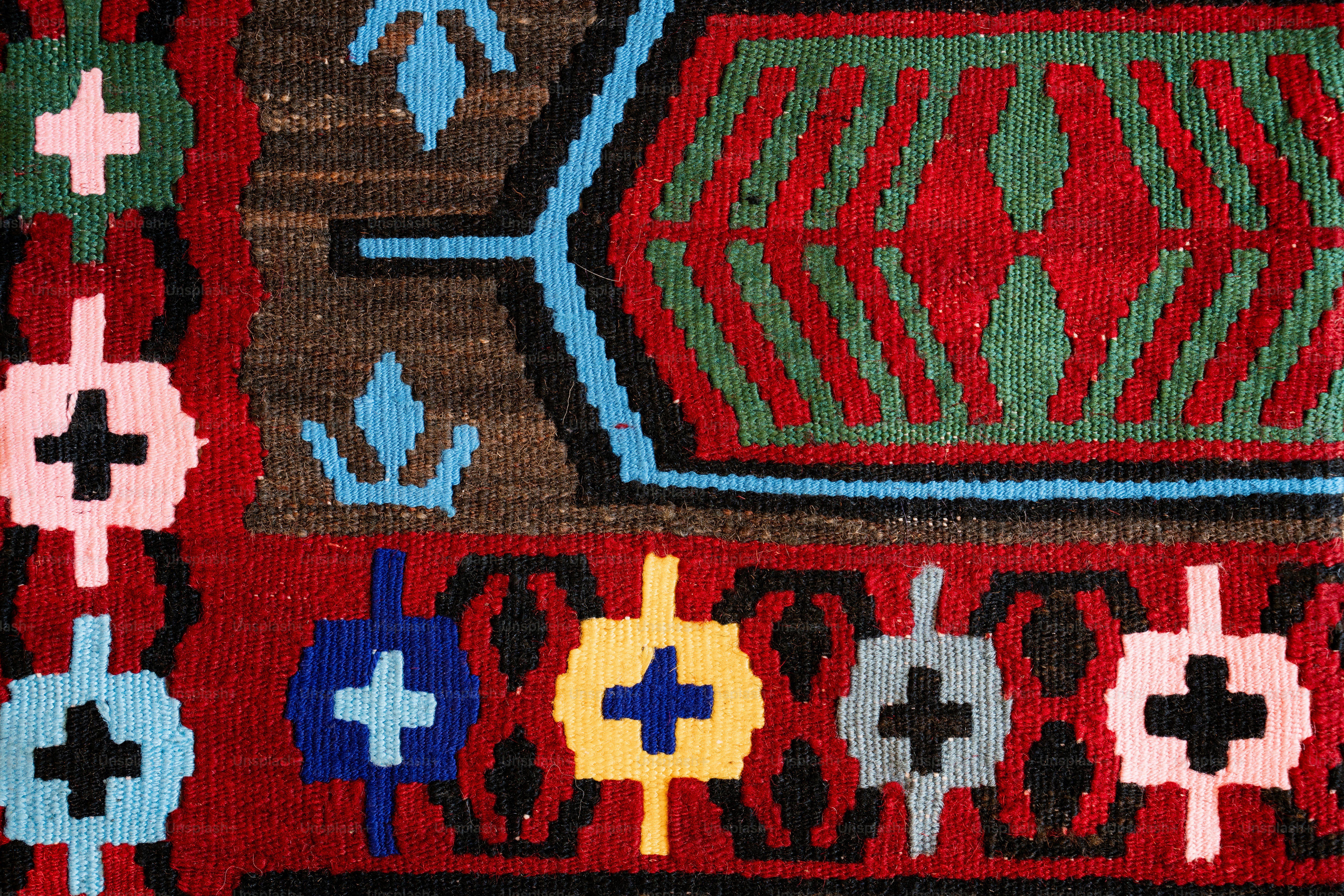 Ein roter Teppich mit dem Motiv einer Vase