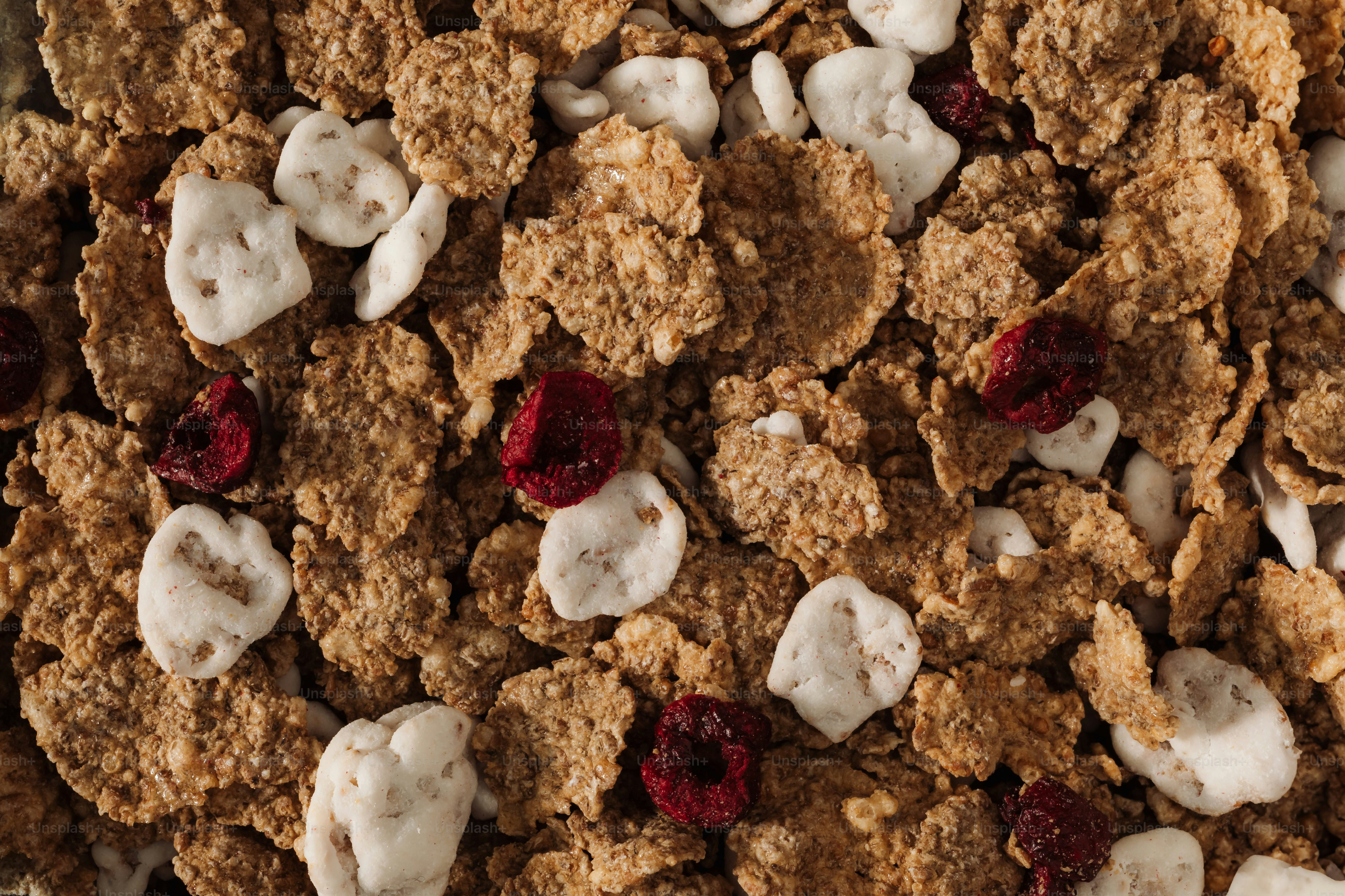 Un primer plano de una mezcla de cereales y malvaviscos
