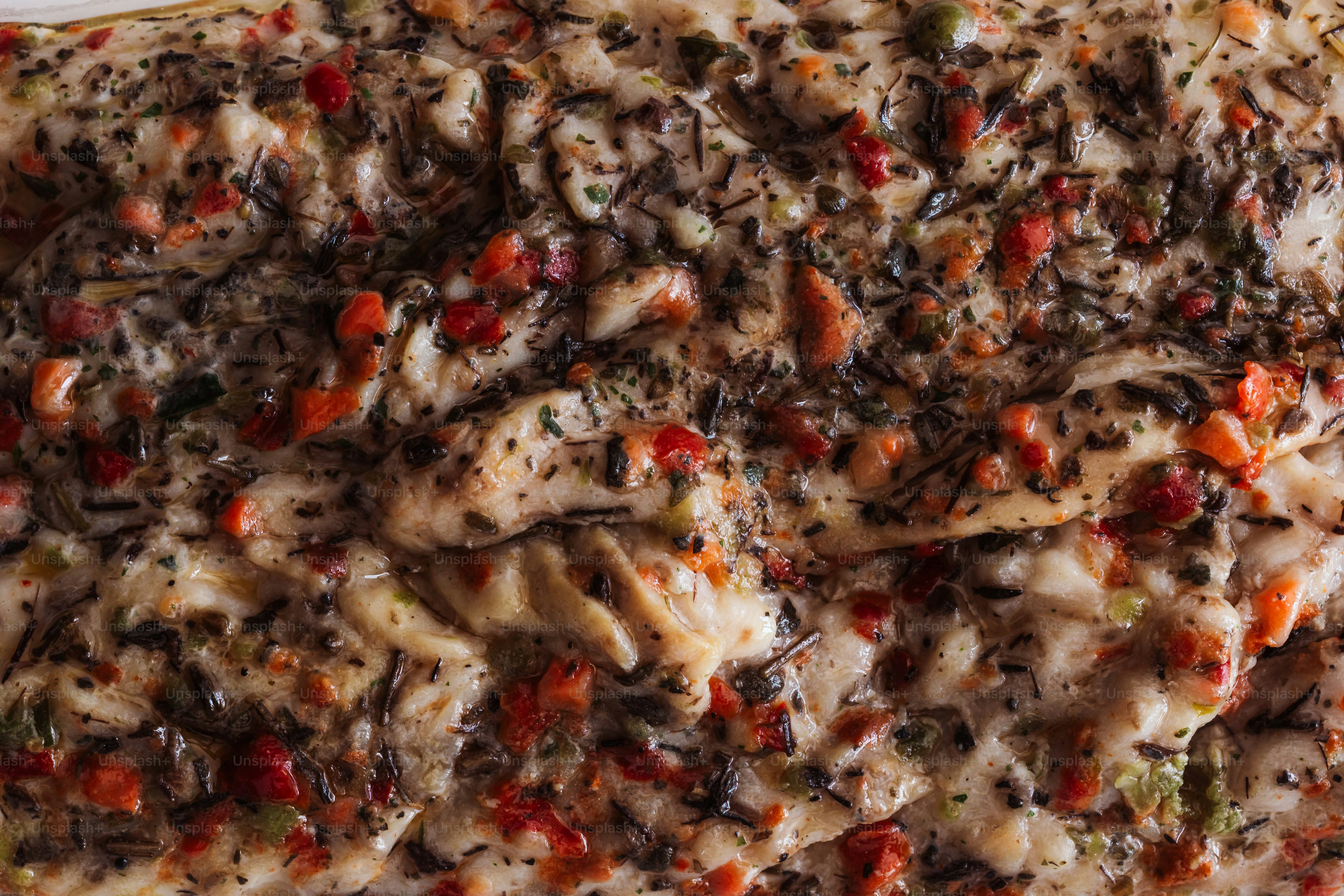 Un primer plano de una pizza con ingredientes