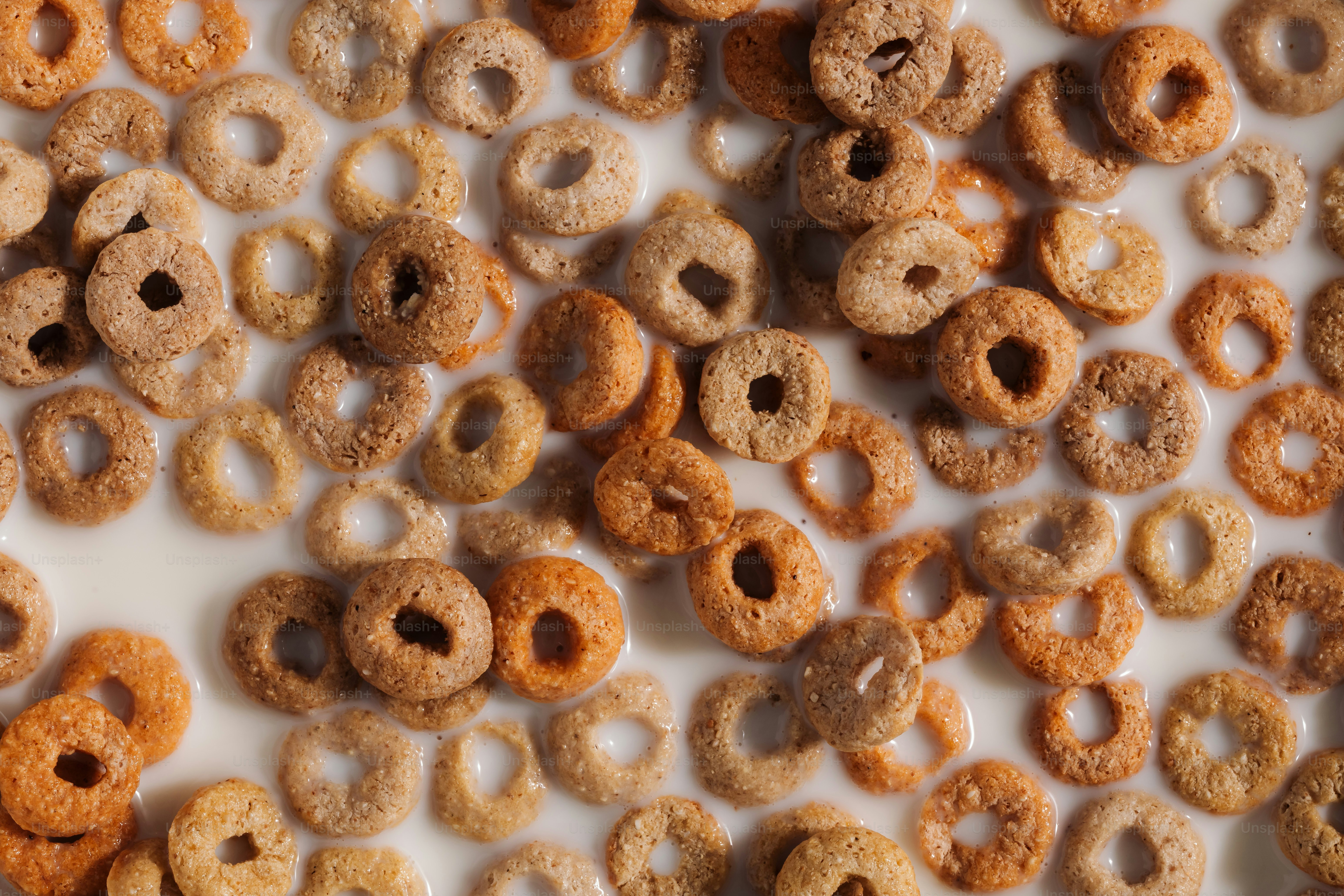 Un montón de cereal que está sobre una mesa