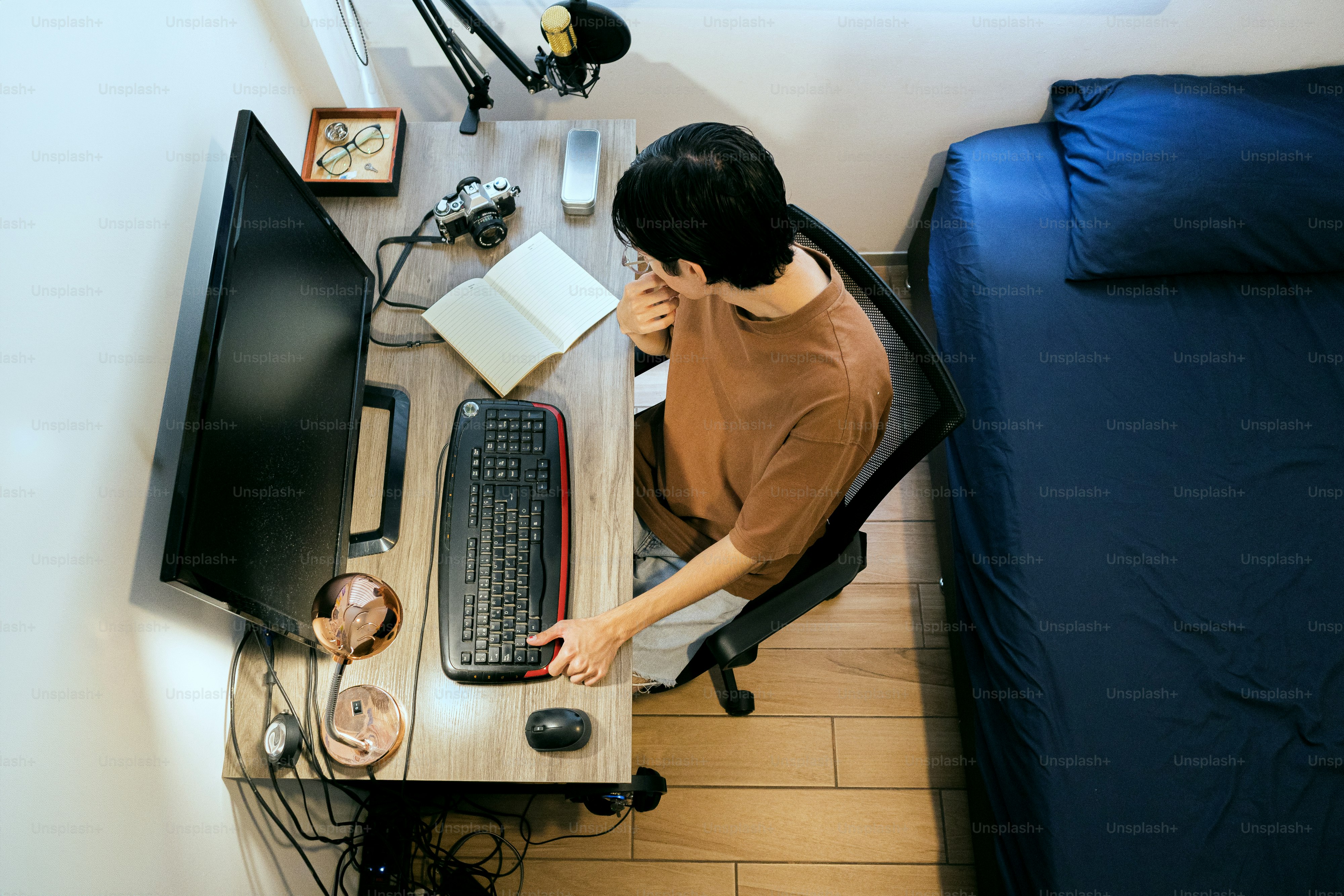 A person sitting at a desk in a room photo – Student Image on Unsplash