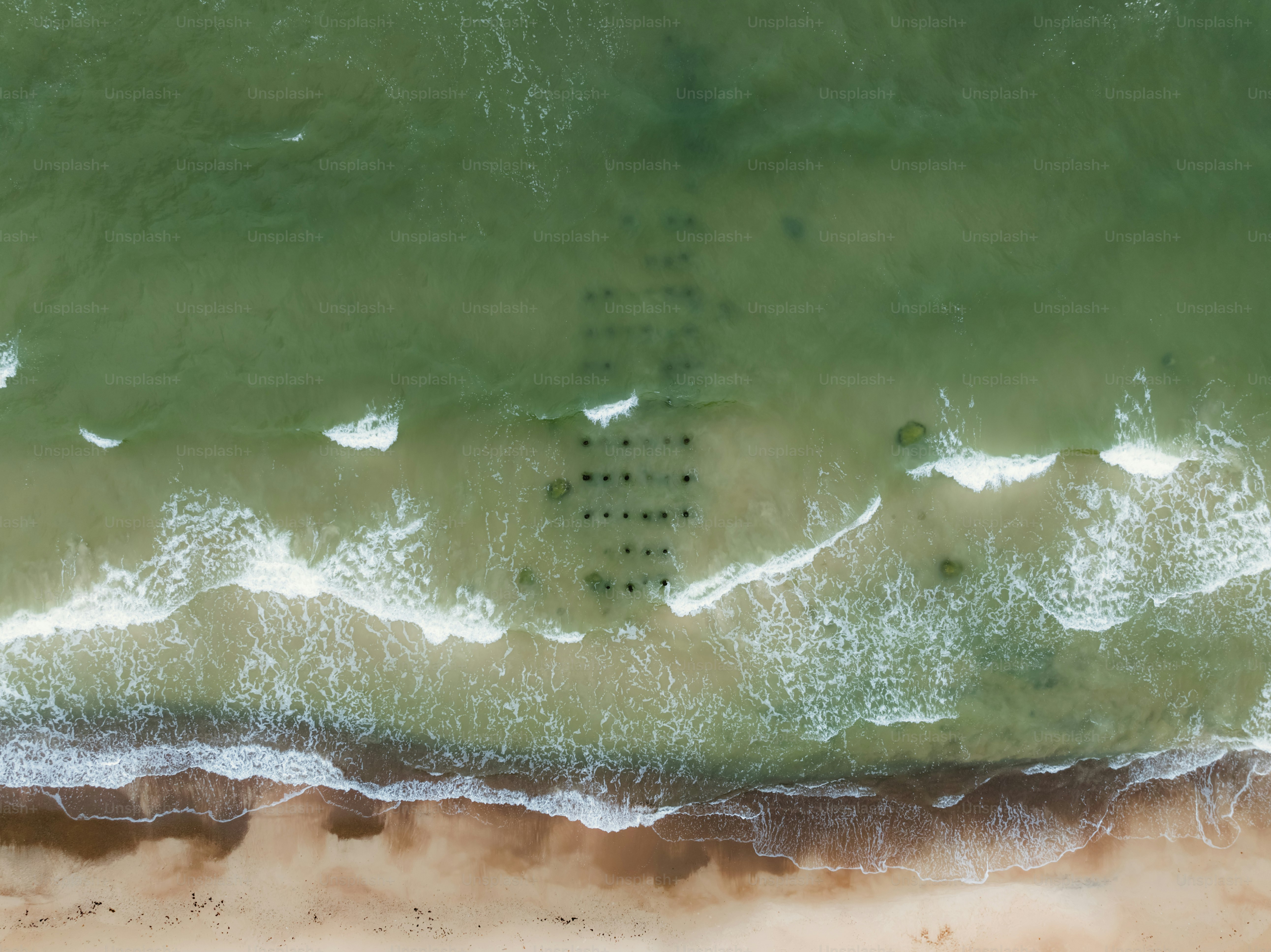 Ein Blick aus der Vogelperspektive auf einen Strand und das Meer