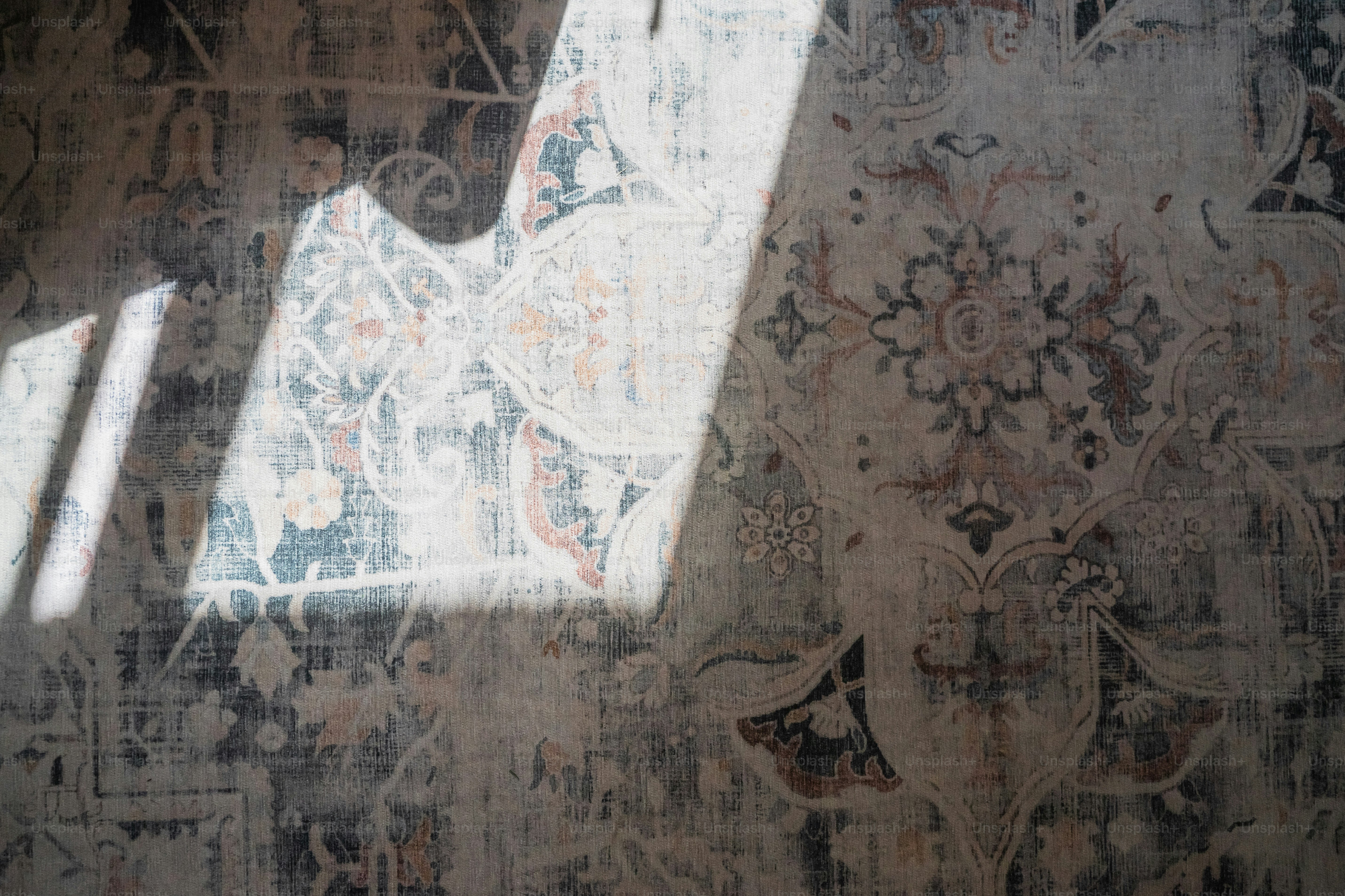 Der Schatten eines Stuhls an einer Wand