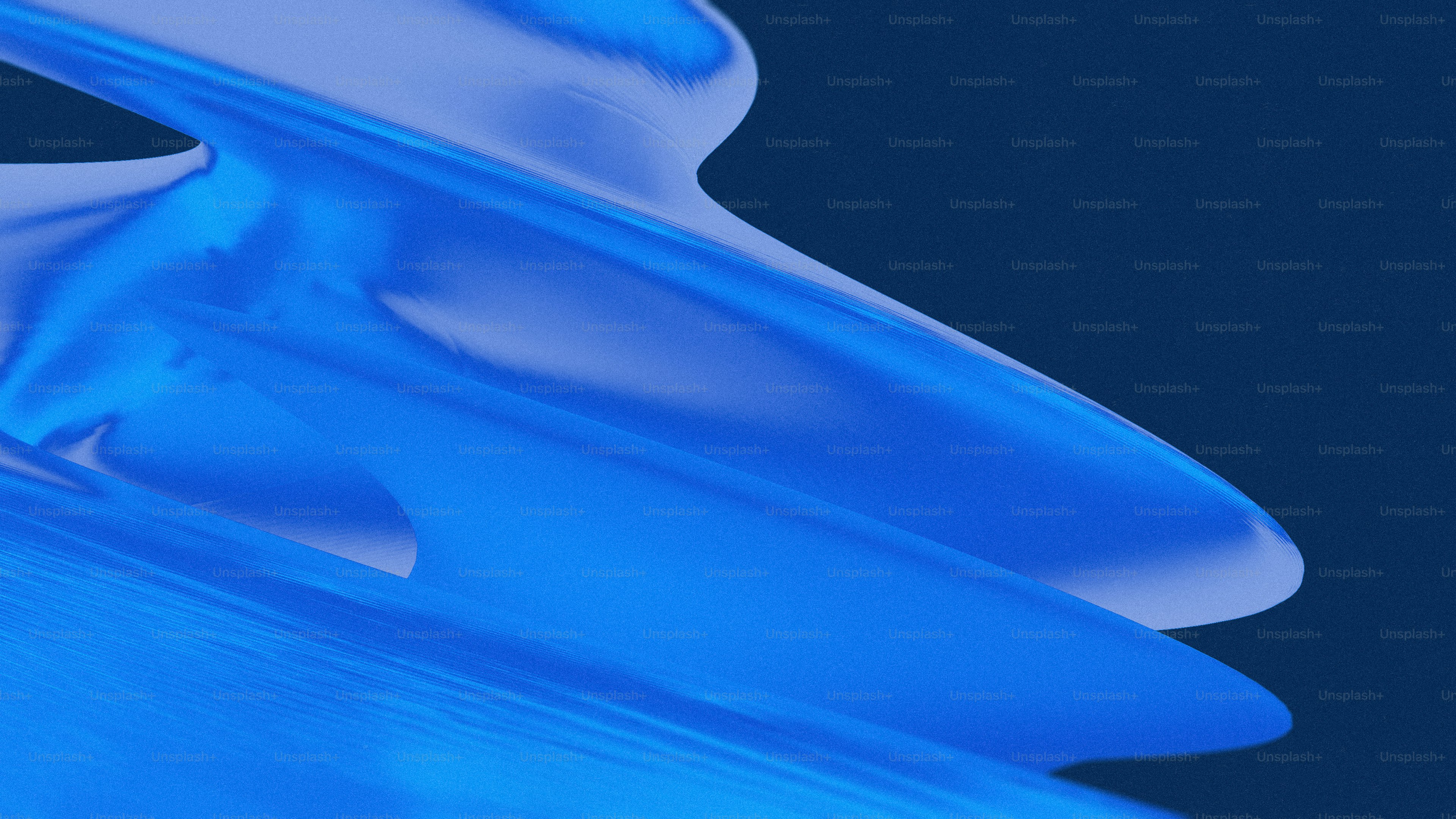 Ein verschwommenes Foto eines Surfbretts auf blauem Hintergrund