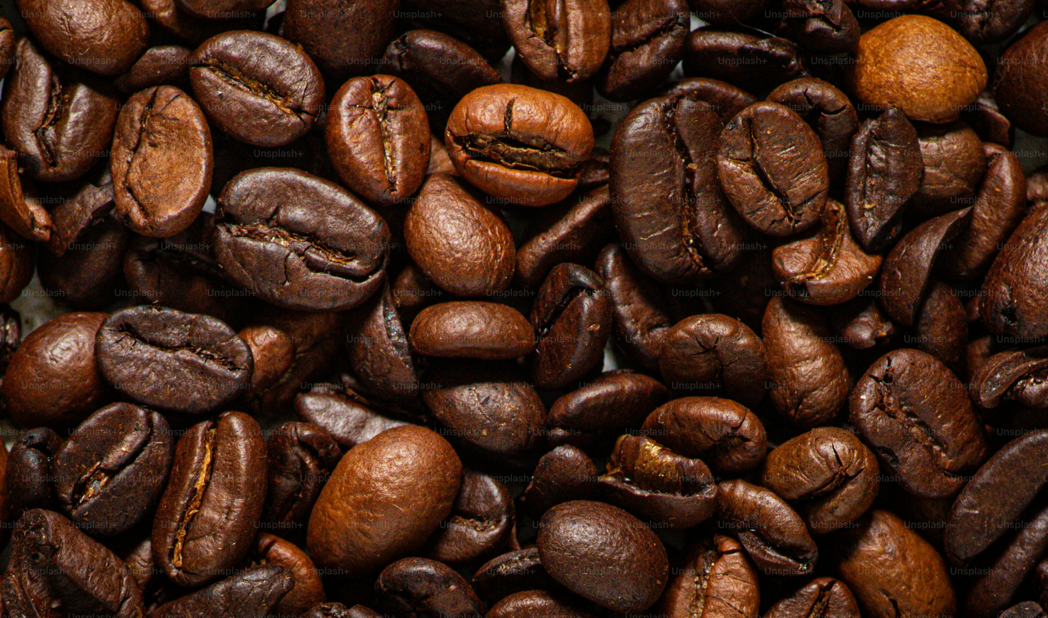 焙煎したコーヒー豆の山