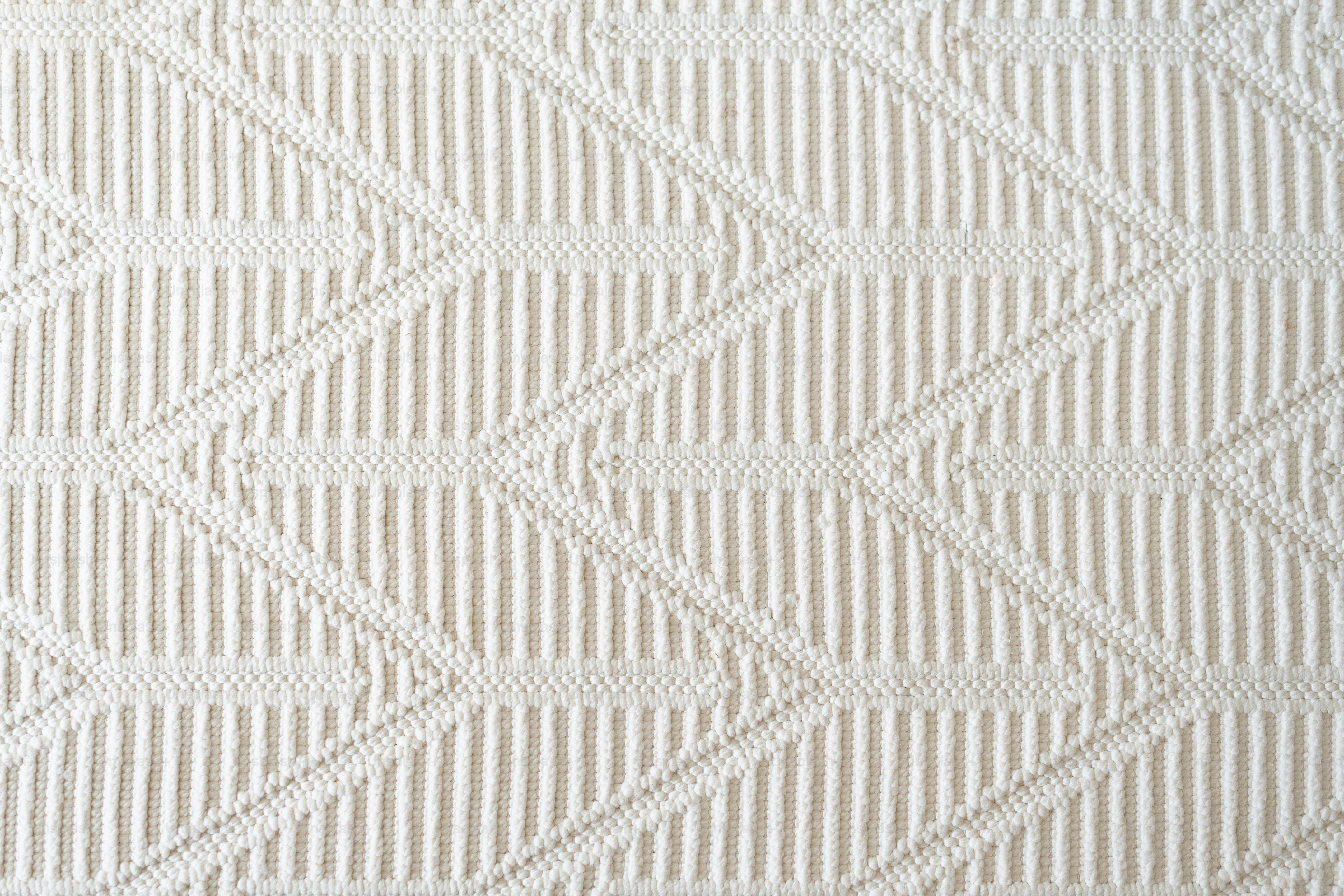 Una alfombra blanca con un estampado