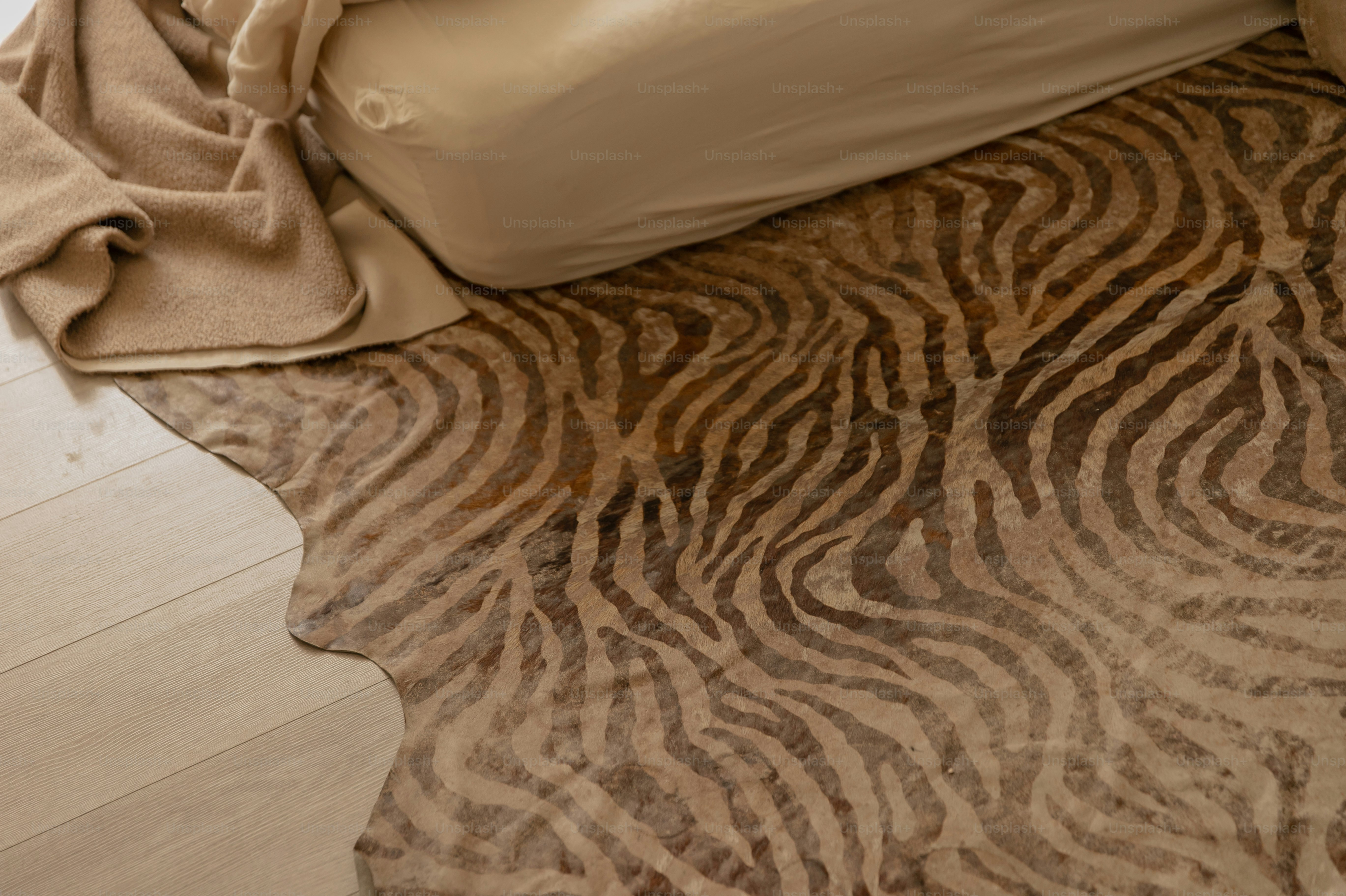 Eine mit einer Decke bedeckte Couch auf einem Holzboden