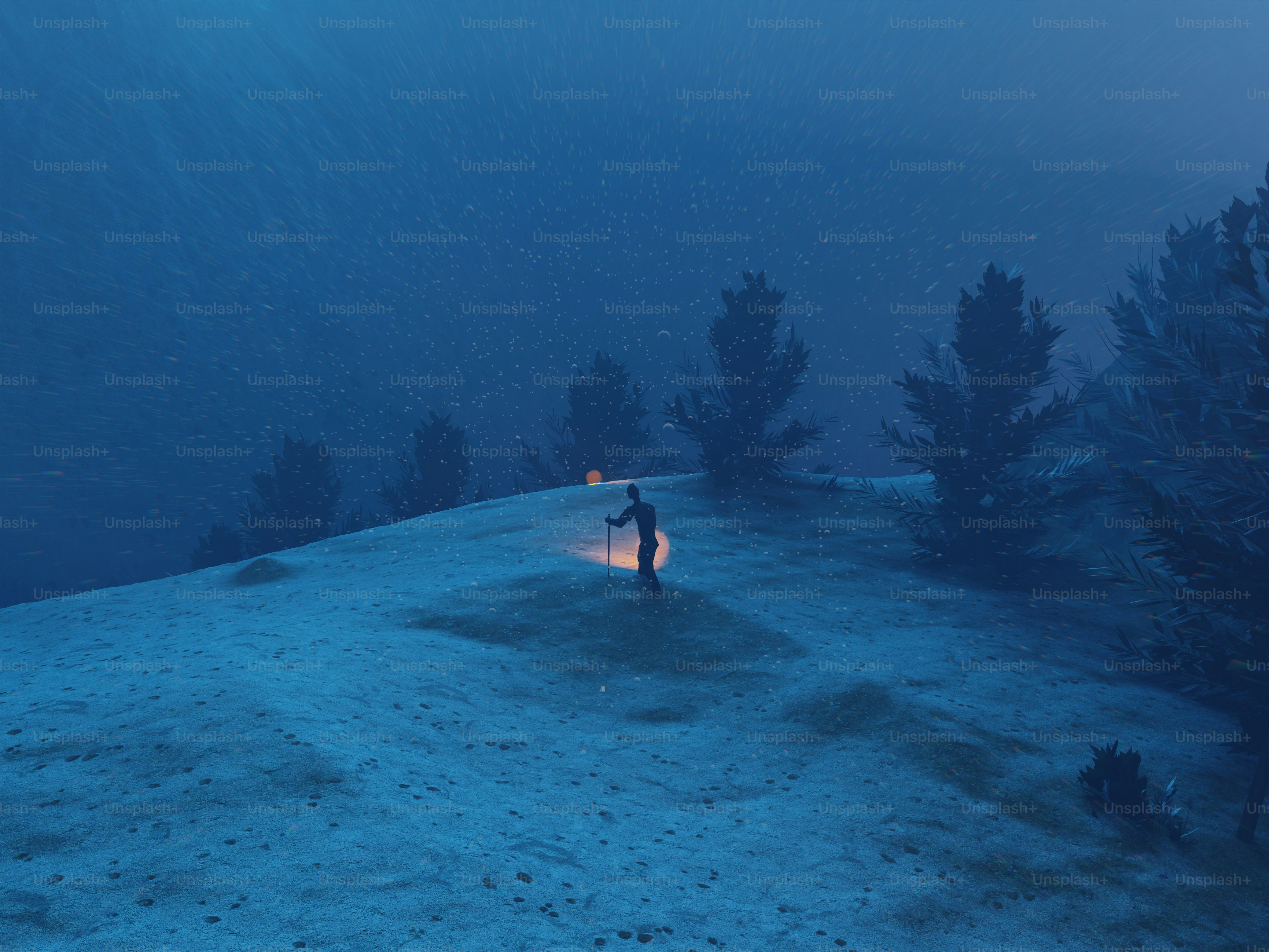 Ein Mann steht auf einer schneebedeckten Piste