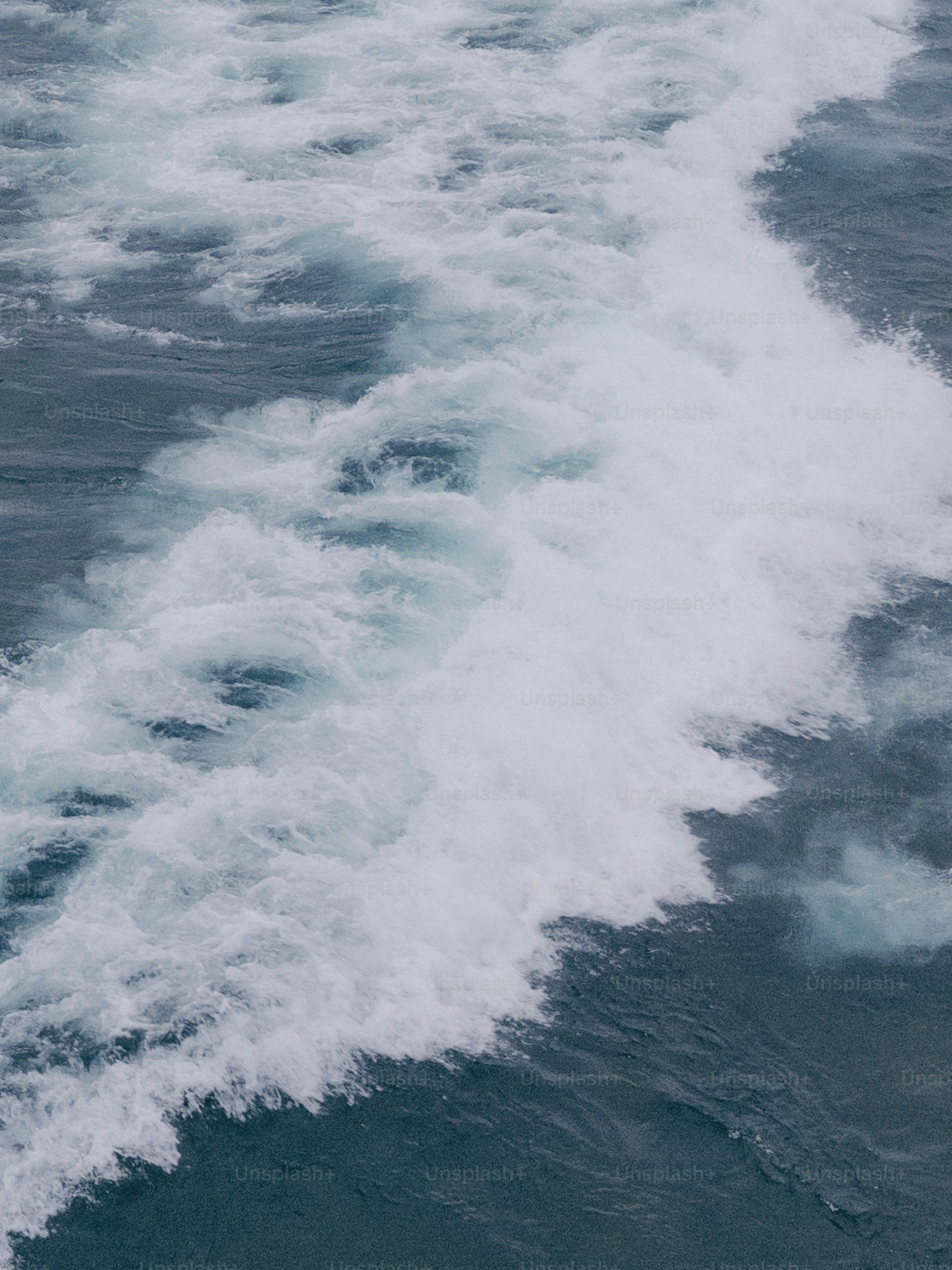 Une personne chevauchant une planche de surf sur un plan d’eau