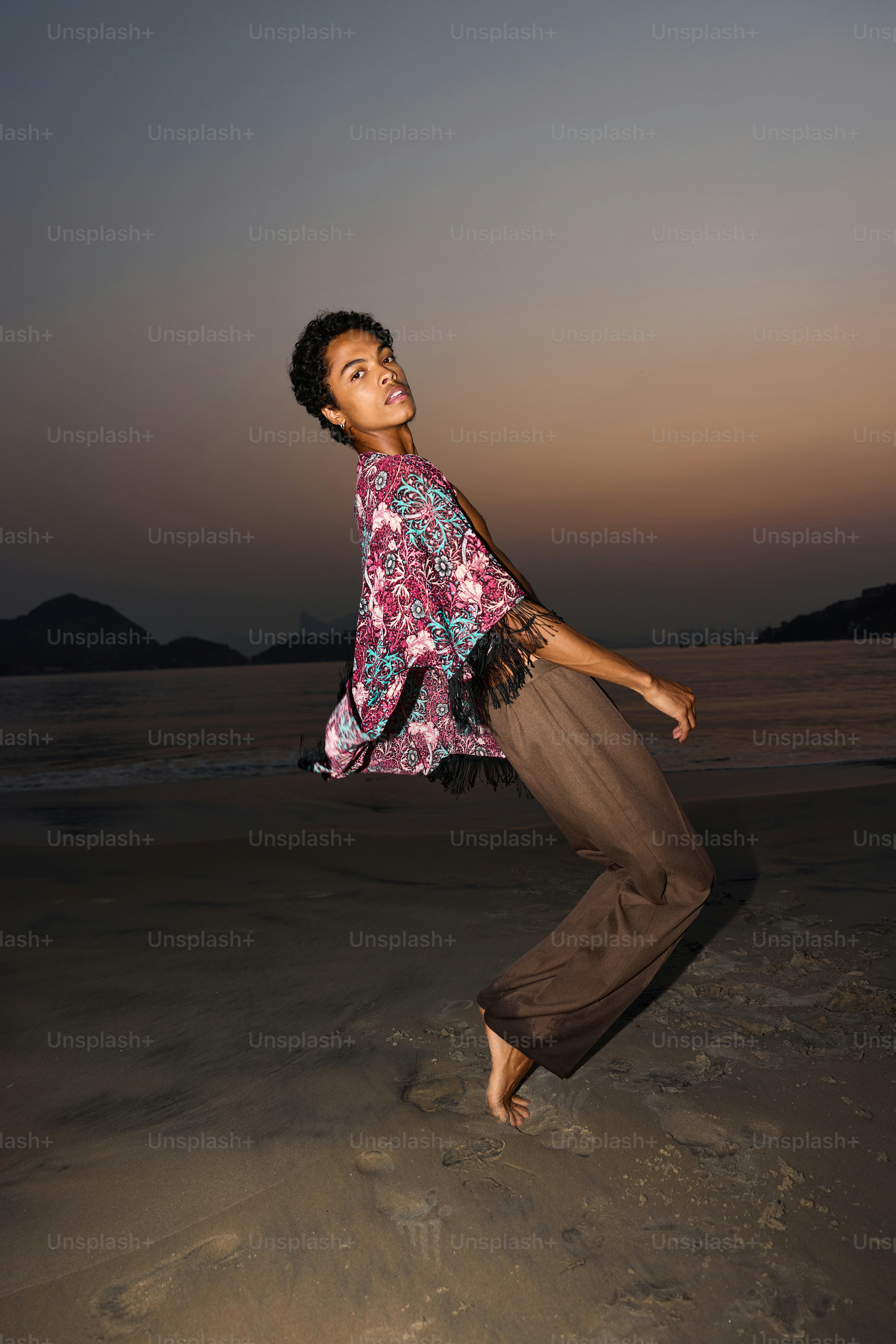 premium_photo-1725655711546-c1de7ca4b0ff?ixid=M3wxMjA3fDB8MXxzZWFyY2h8MXx8b25seWZhbnxlbnwwfHx8fDE3NDk0MTQ5ODd8MA\u0026ixlib=rb-4.1.0