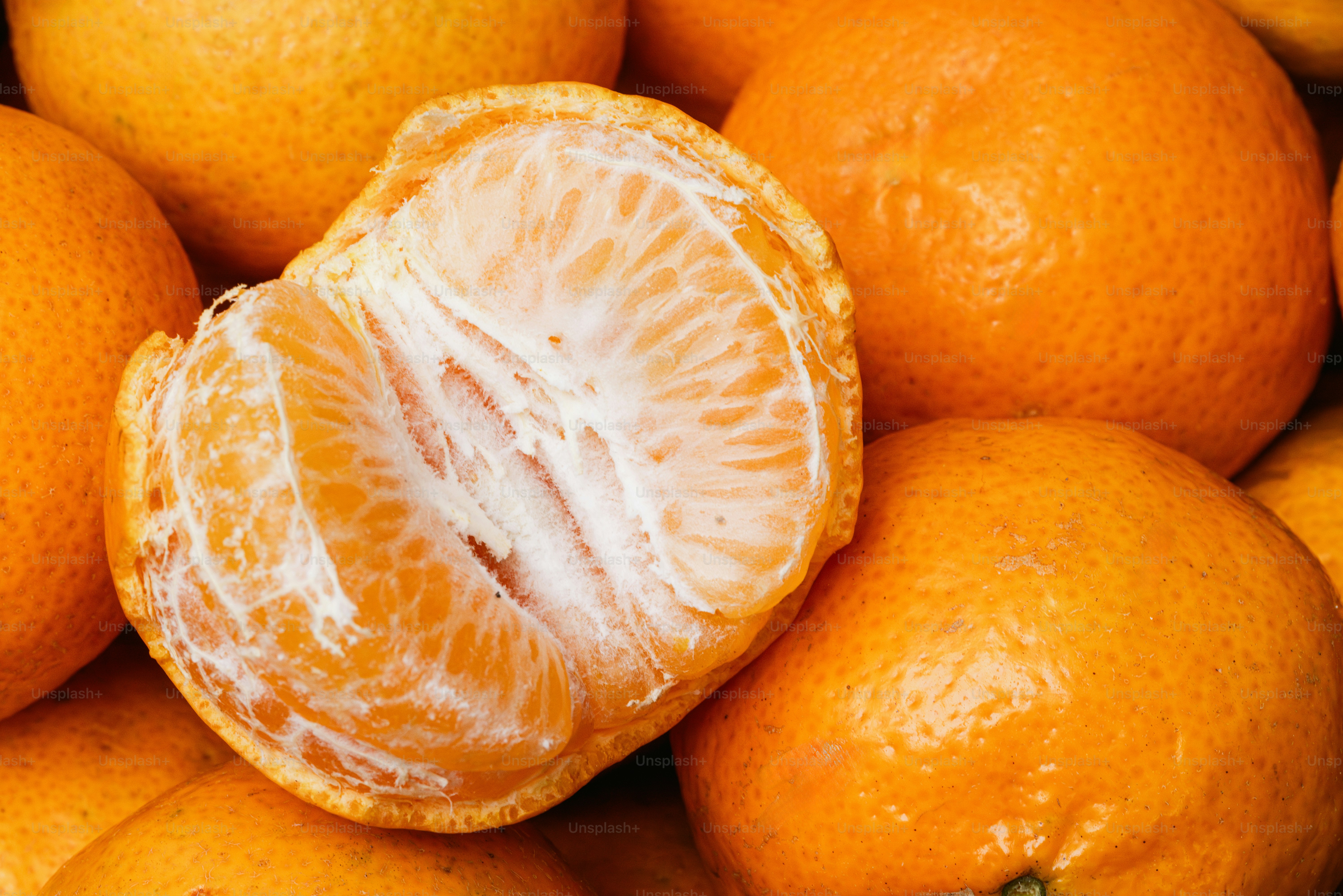 오렌지 더미가 나란히 앉아 있습니다