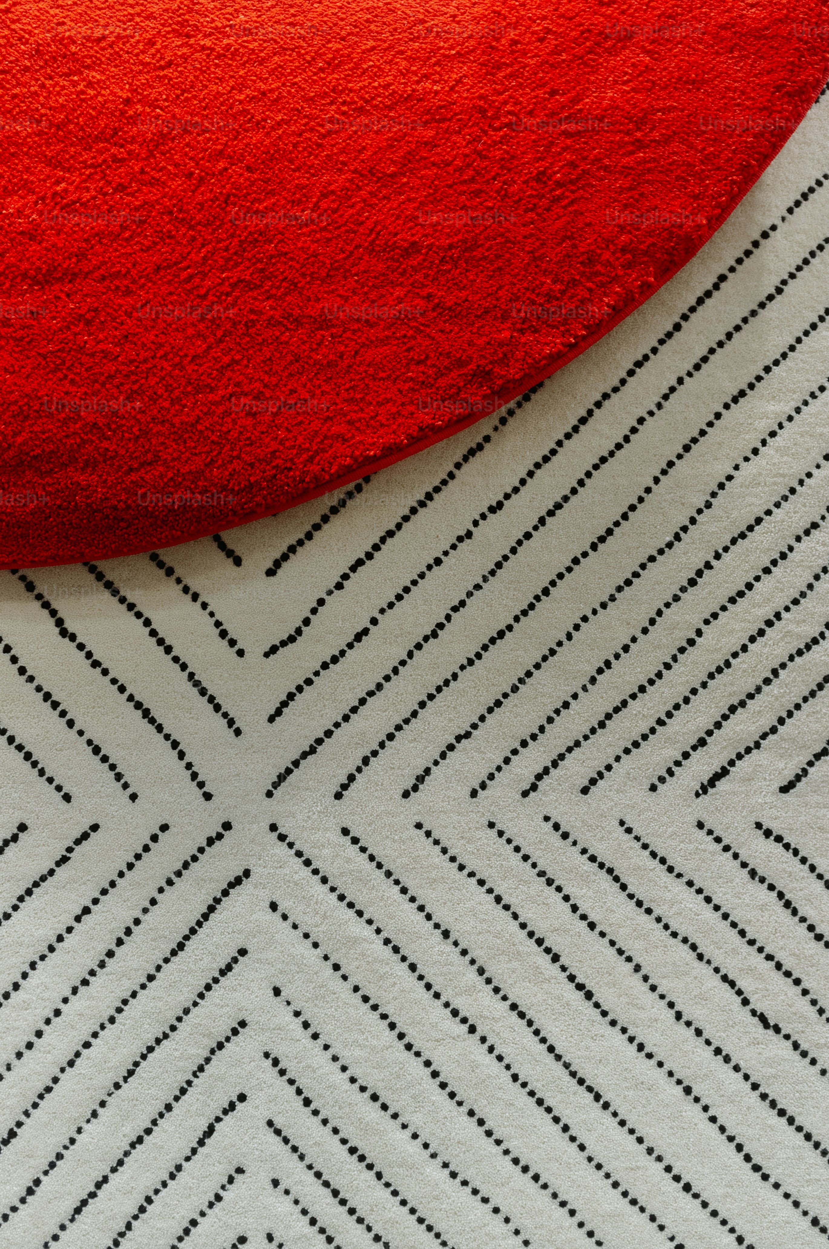 Nahaufnahme eines rot-weißen Teppichs