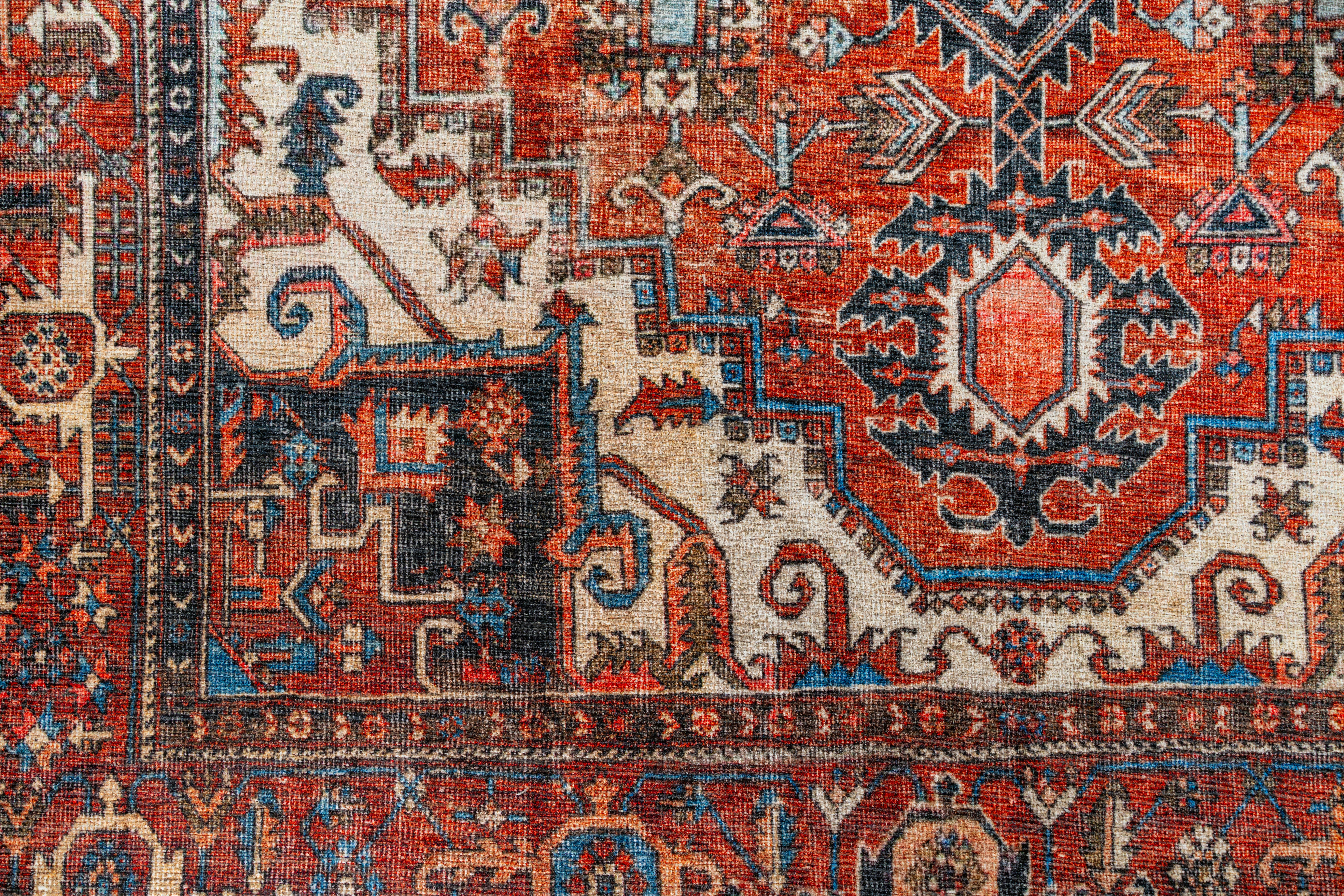 Ein alter Perserteppich mit vielen verschiedenen Farben und Mustern