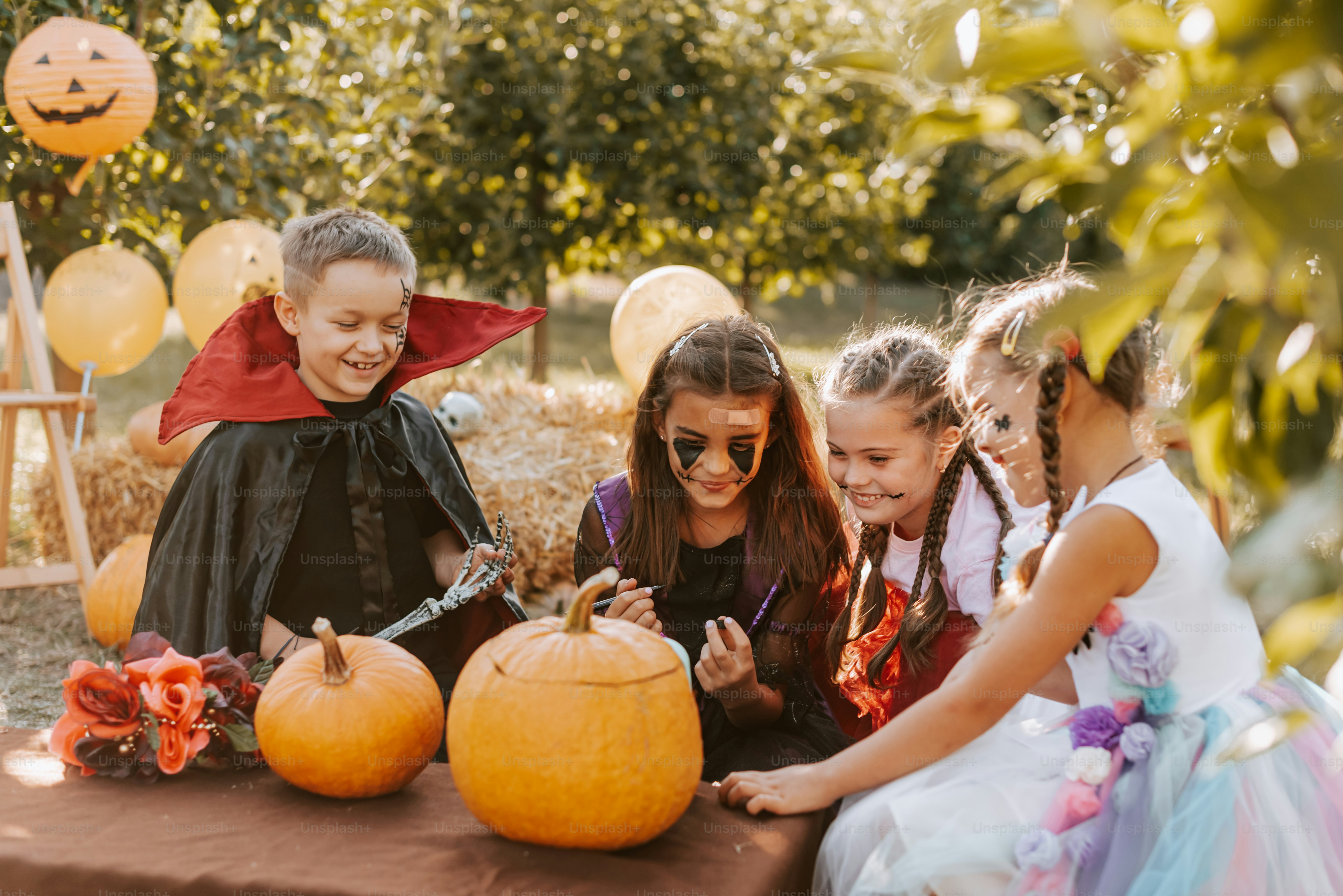 Un groupe d'enfants déguisés en costumes d'Halloween photo – Image de  Automne sur Unsplash, image size:3000x2003