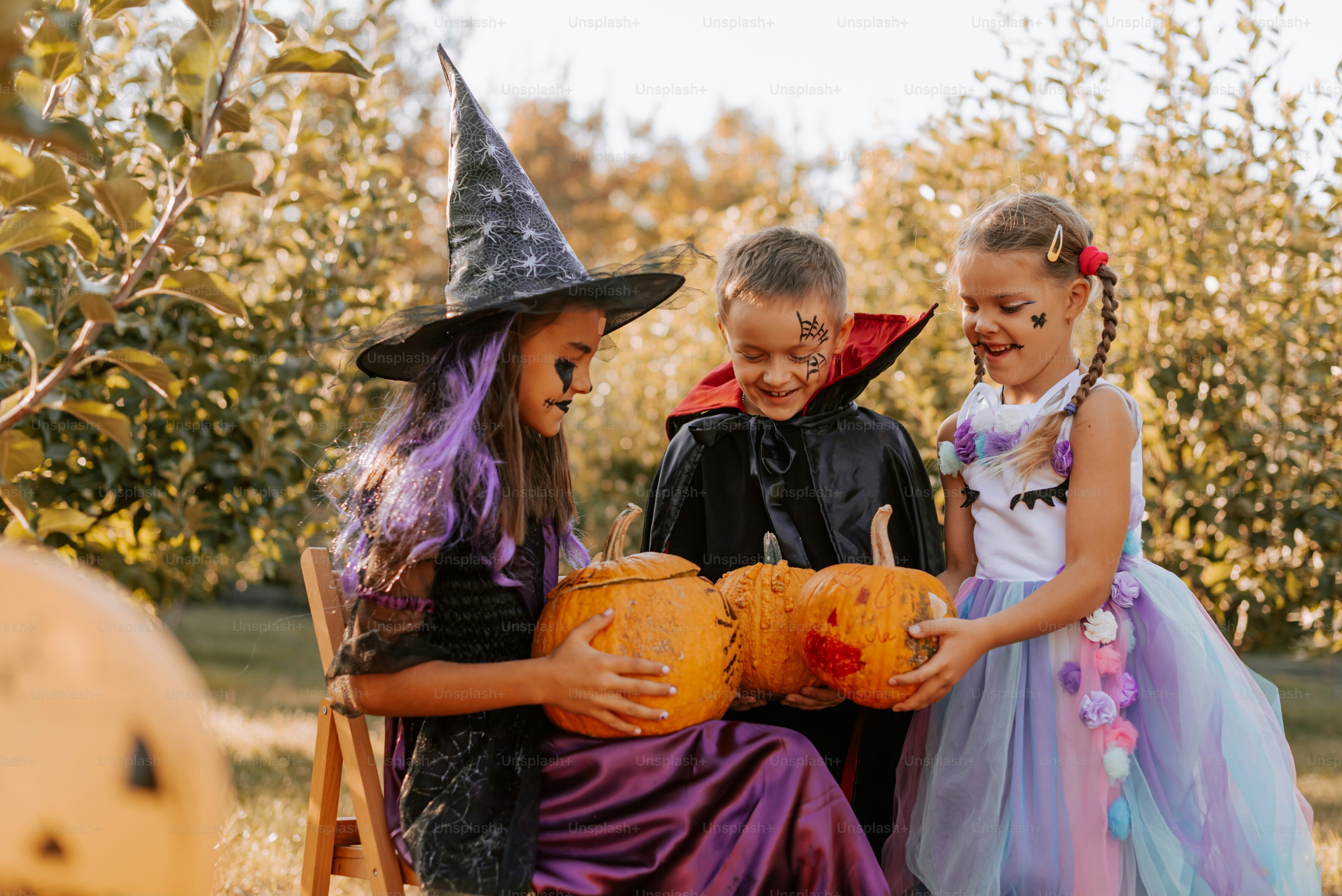 Un groupe d'enfants déguisés en costumes d'Halloween photo – Image de  Automne sur Unsplash, image size:3000x2003