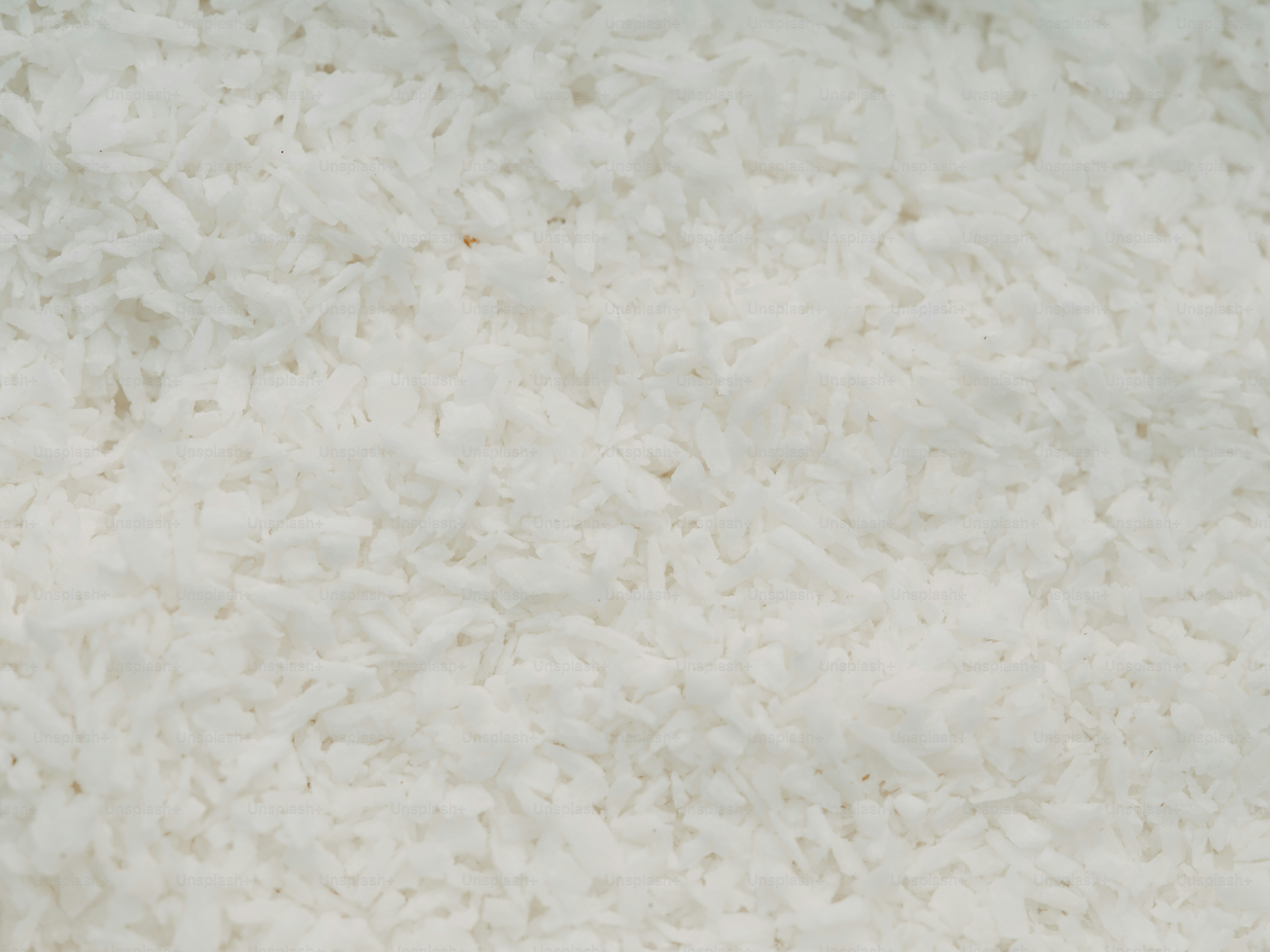 Nahaufnahme eines weißen, flauschigen Teppichs