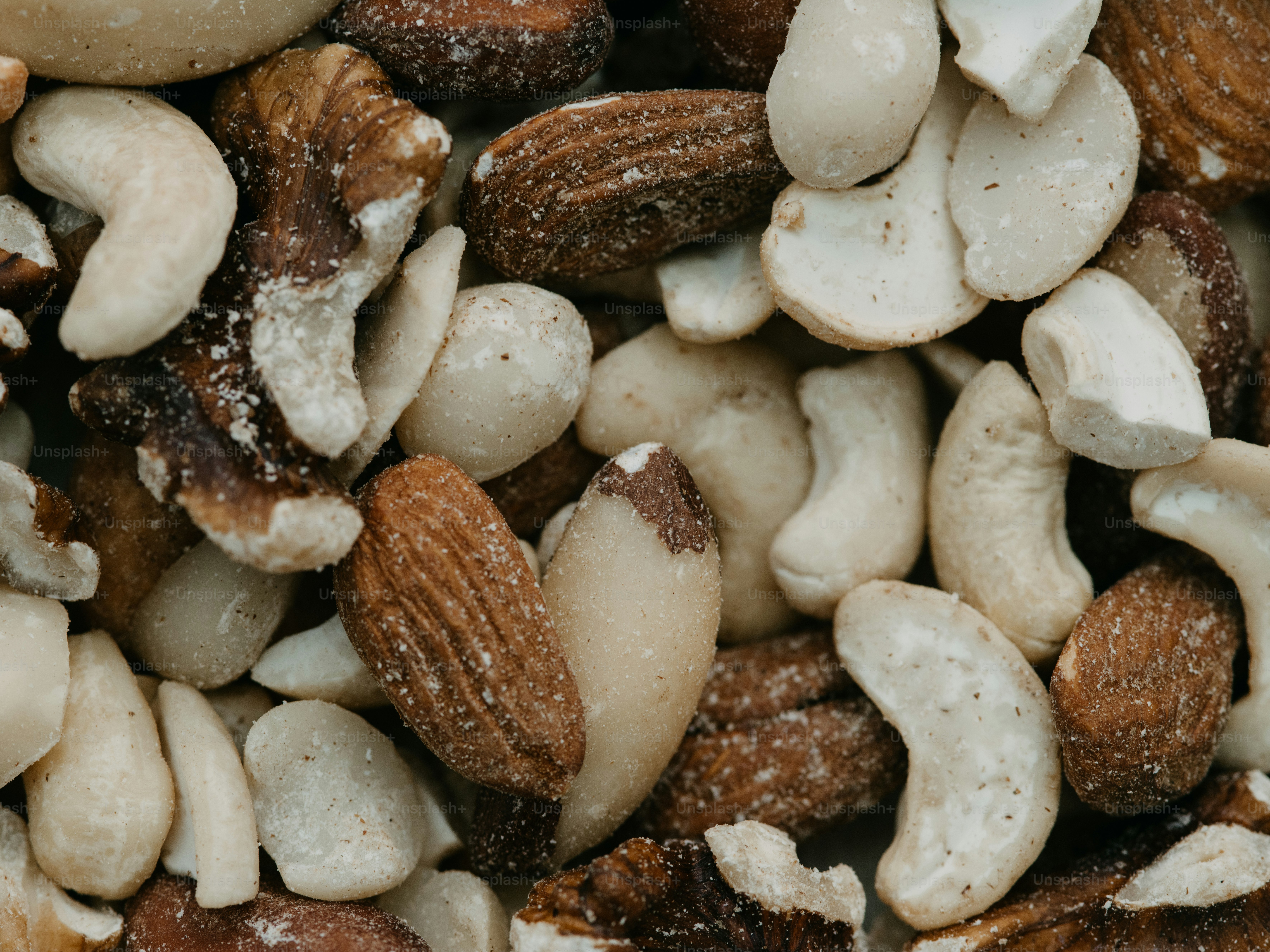 Ein Haufen Nüsse, die miteinander vermischt werden