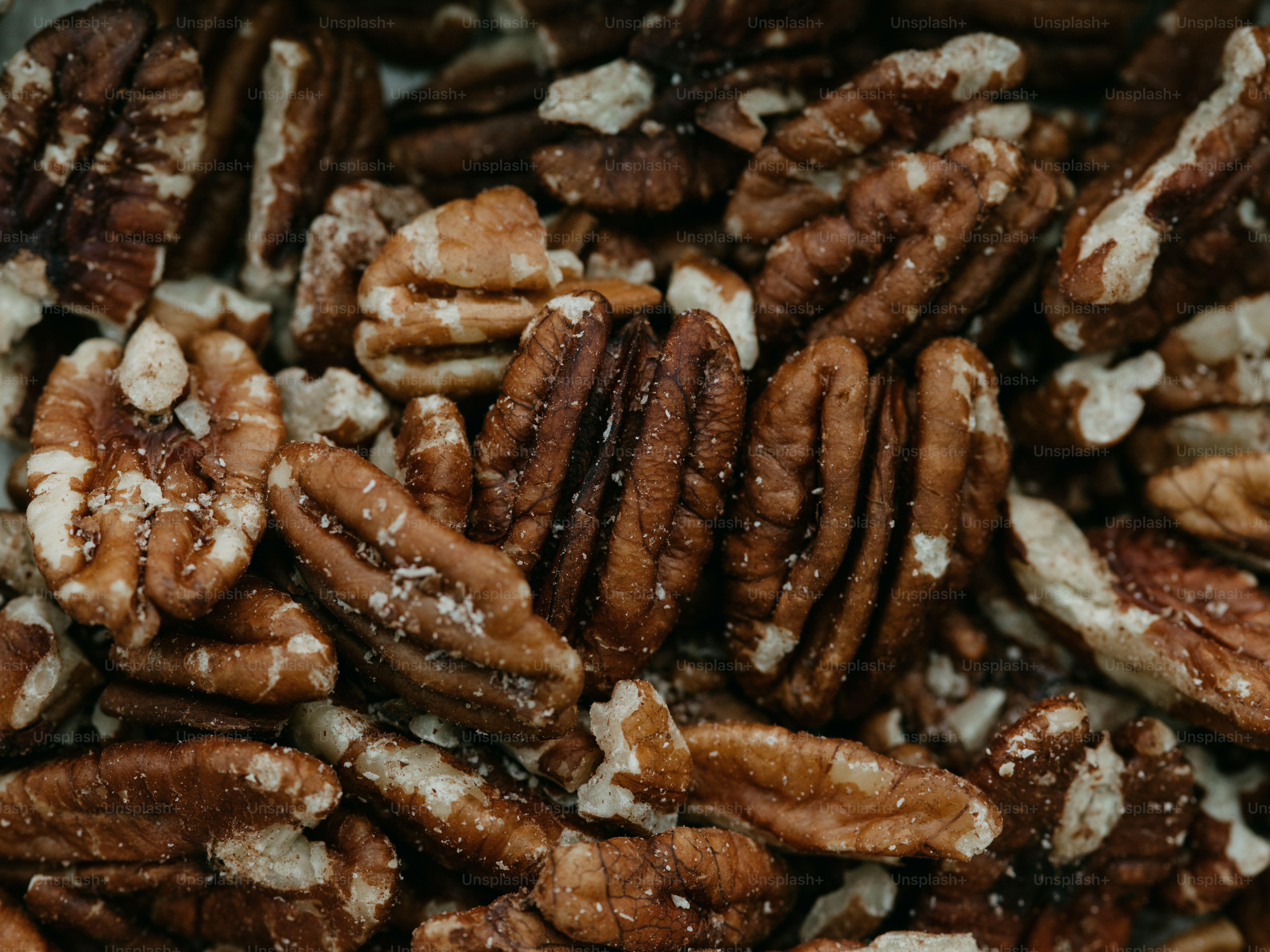 Ein Haufen Pekannüsse mit Puderzucker überzogen