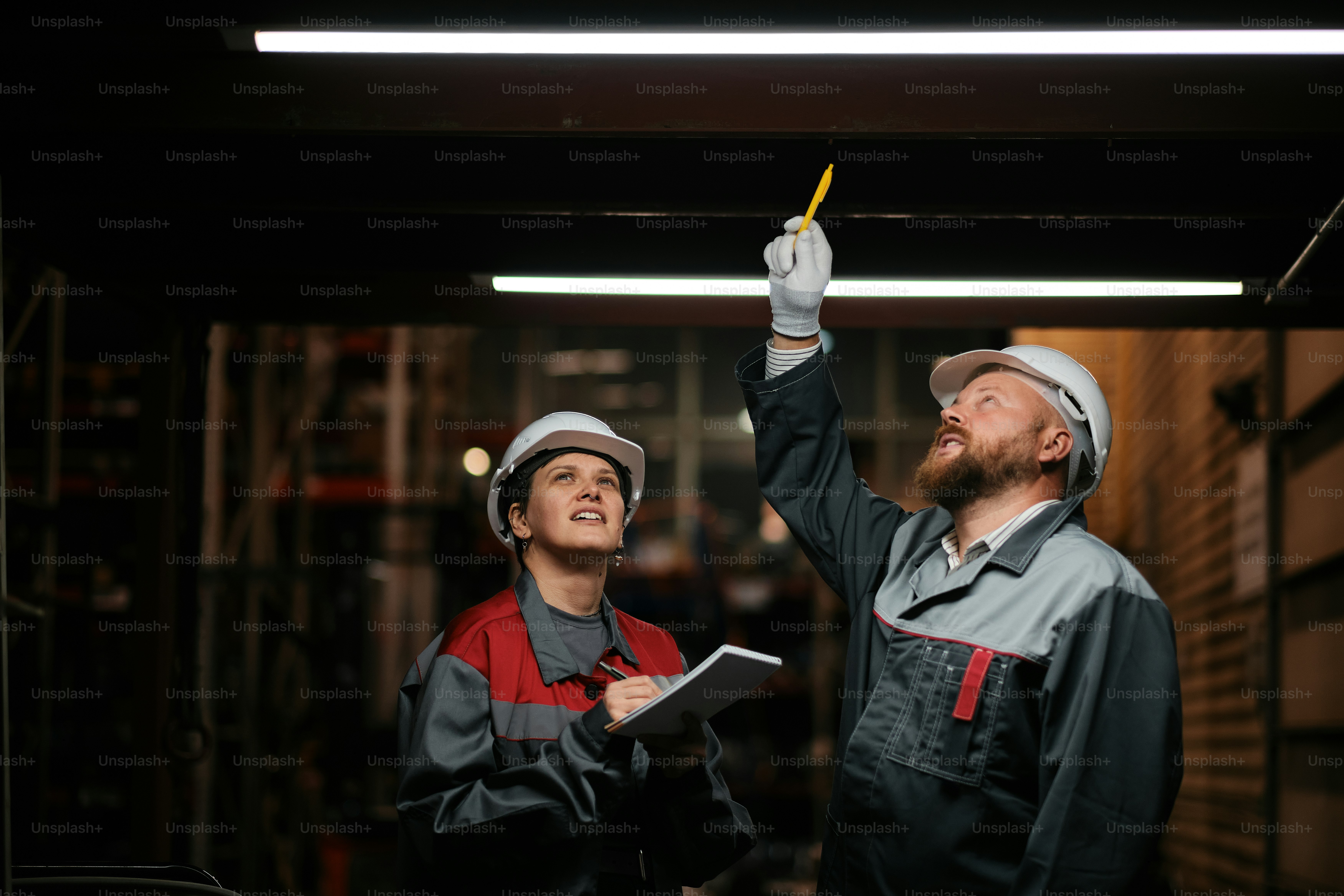 Un homme et une femme debout dans une pièce