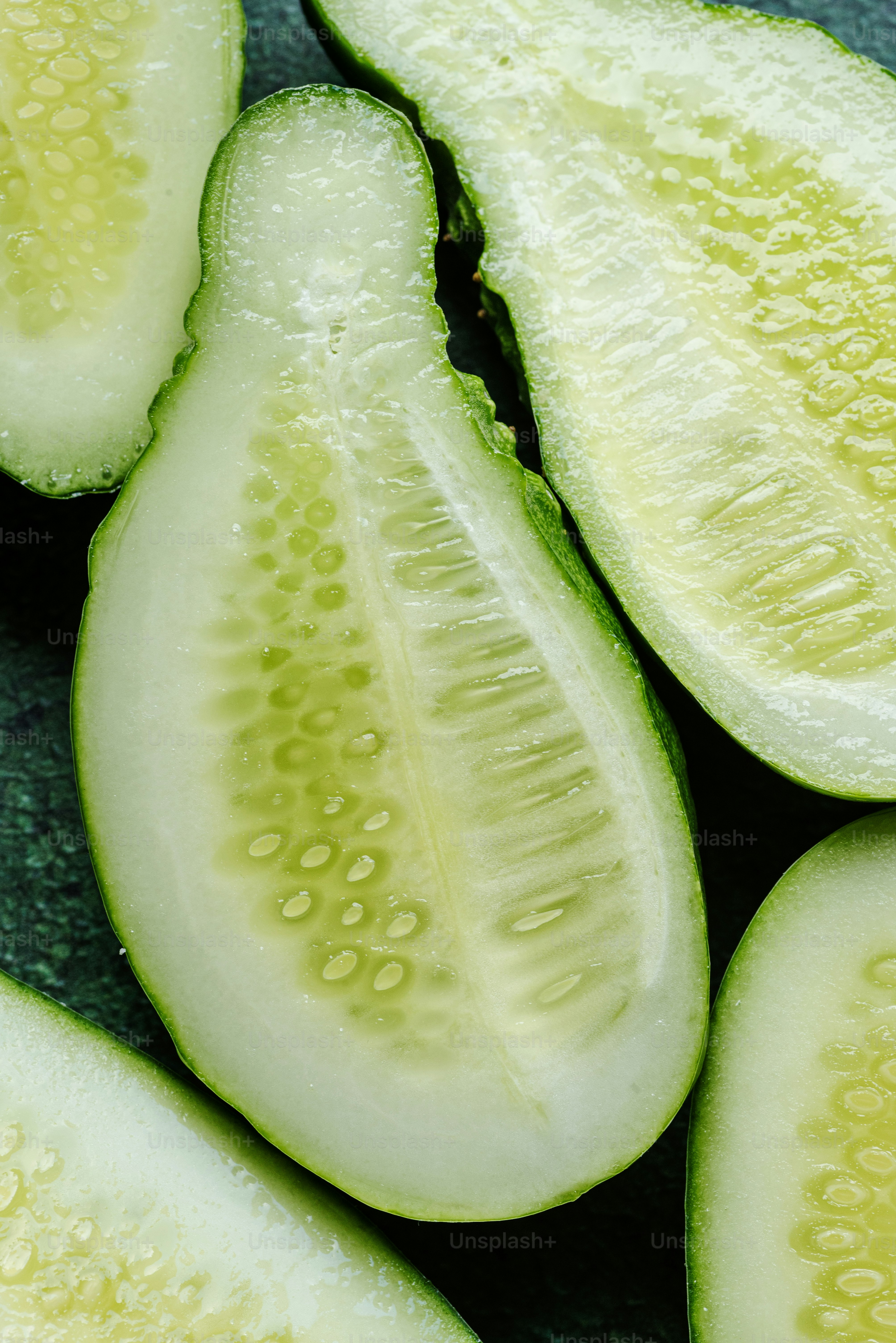 Uma pilha de pepinos fatiados sentados em cima de uma mesa