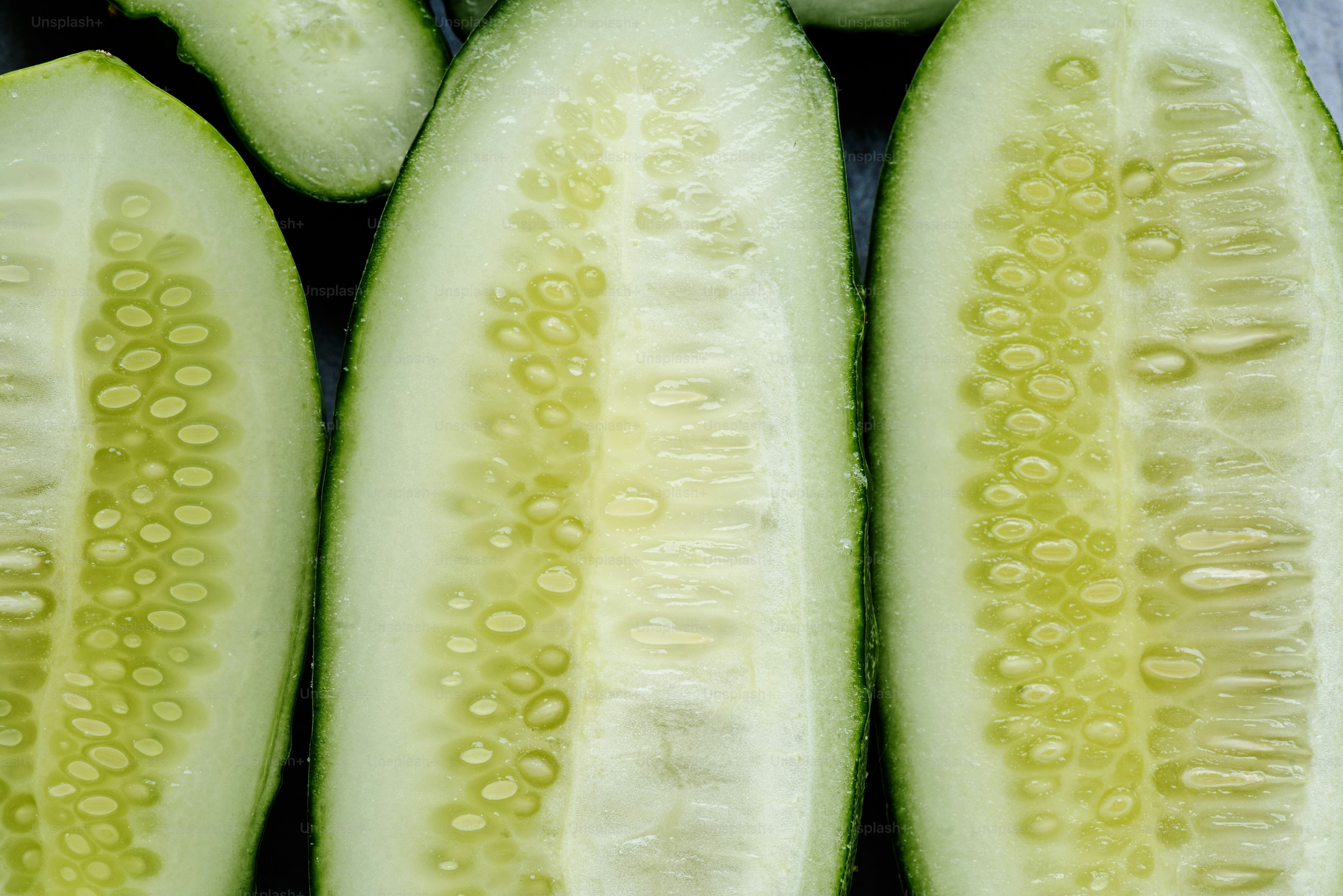 Uma pilha de fatias de pepino sentadas em cima de uma mesa