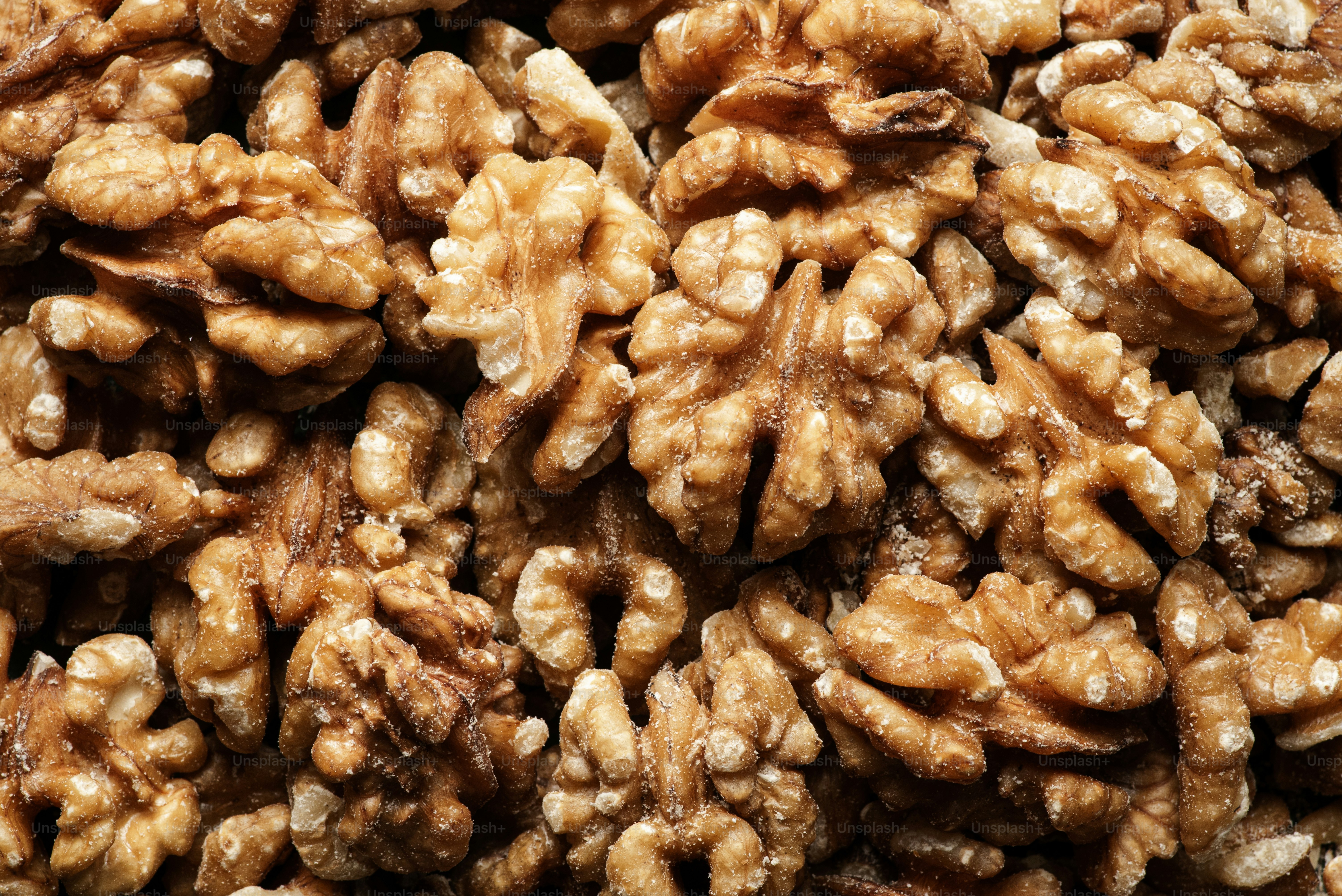 Un montón de nueces encima de una mesa