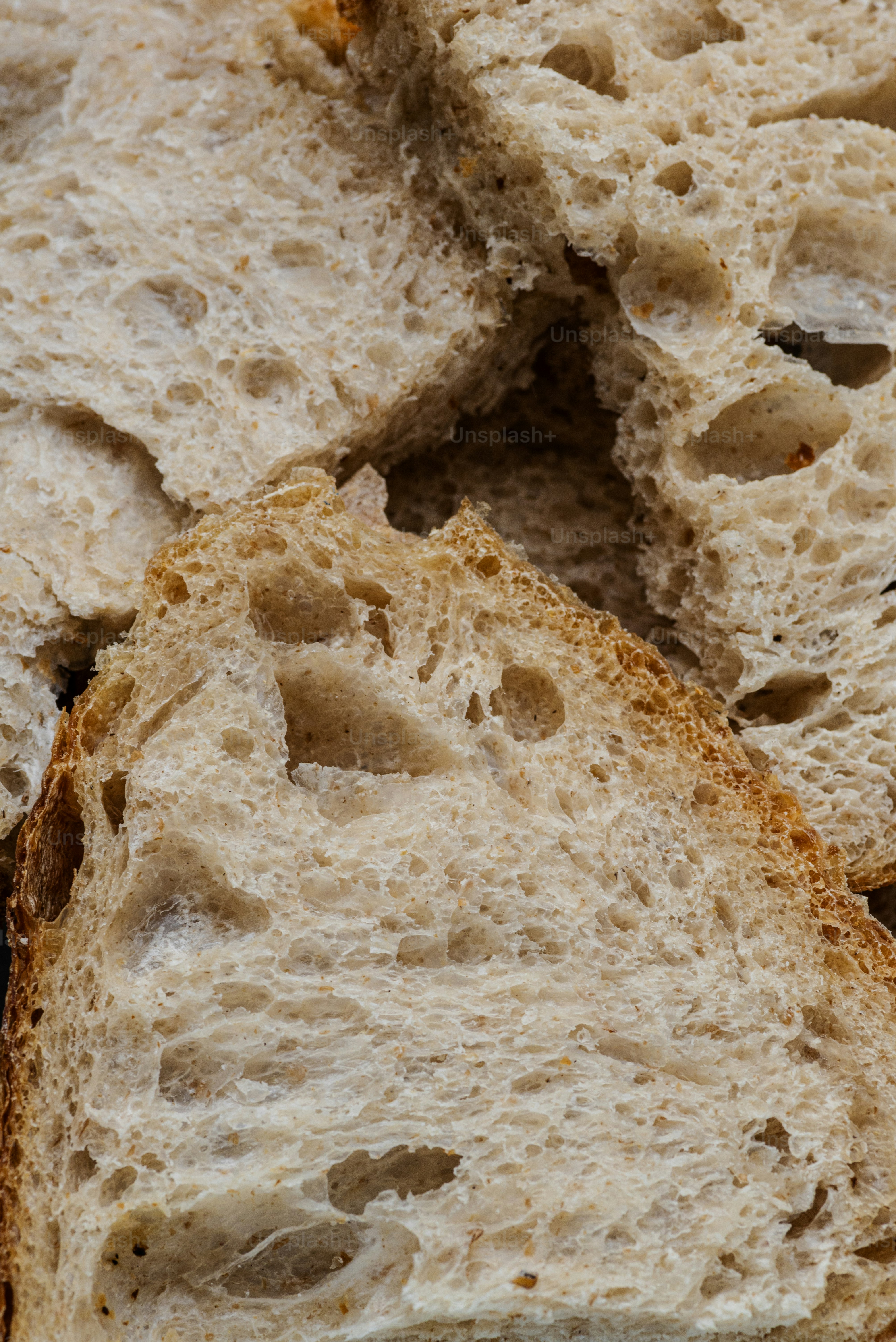 Um close-up de fatias de pão em um prato